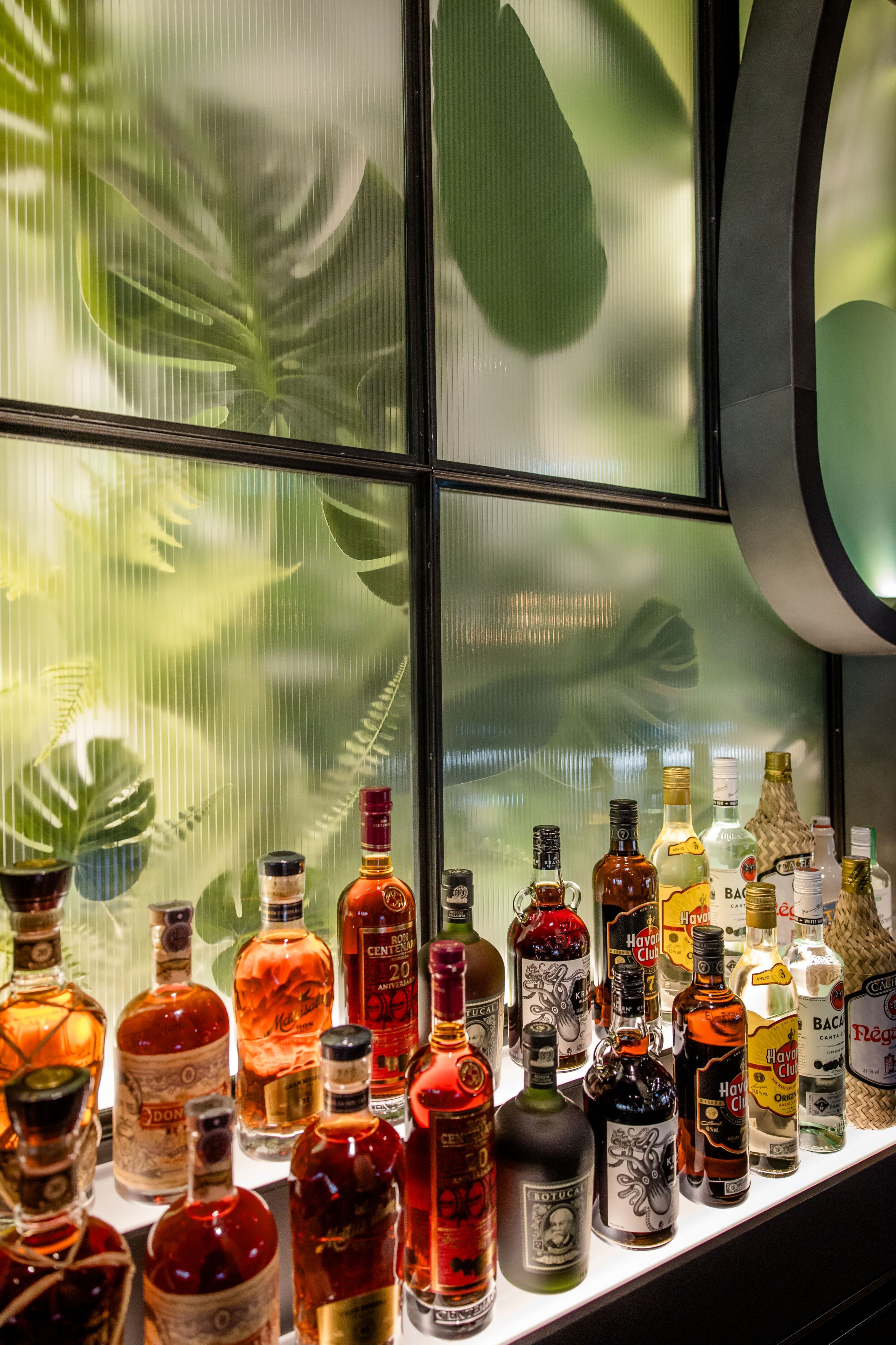 Designhotel München Hauptbahnhof Motel One Bar mit Blick auf mehrere Flaschen Designhotel München Hauptbahnhof Motel One Bar mit Blick auf mehrere Flaschen