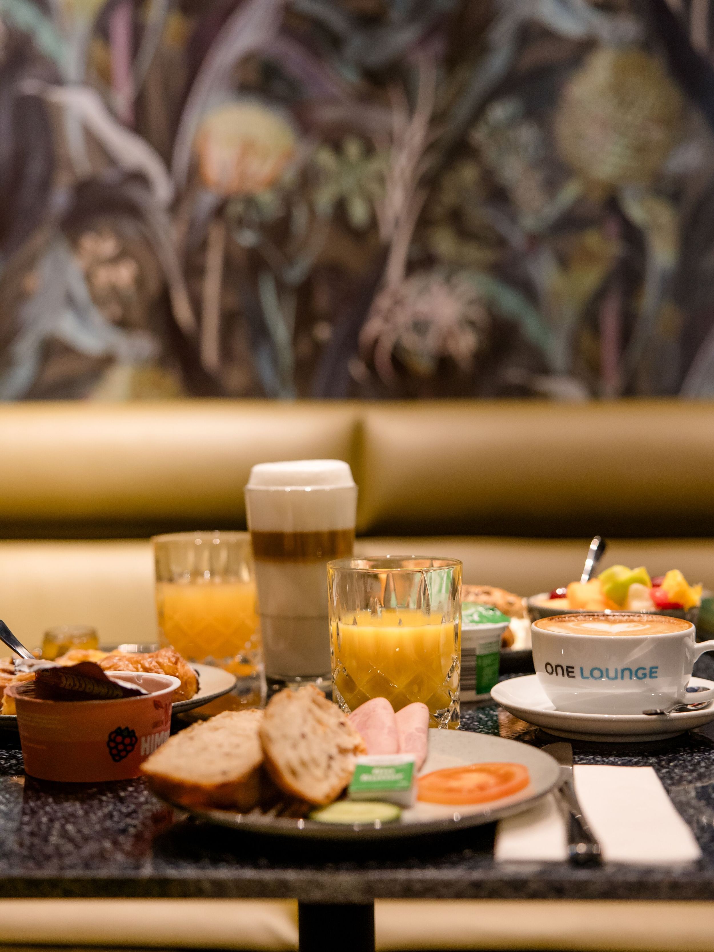 Designhotel München Hauptbahnhof Motel One Blick auf gedeckten Frühstückstisch