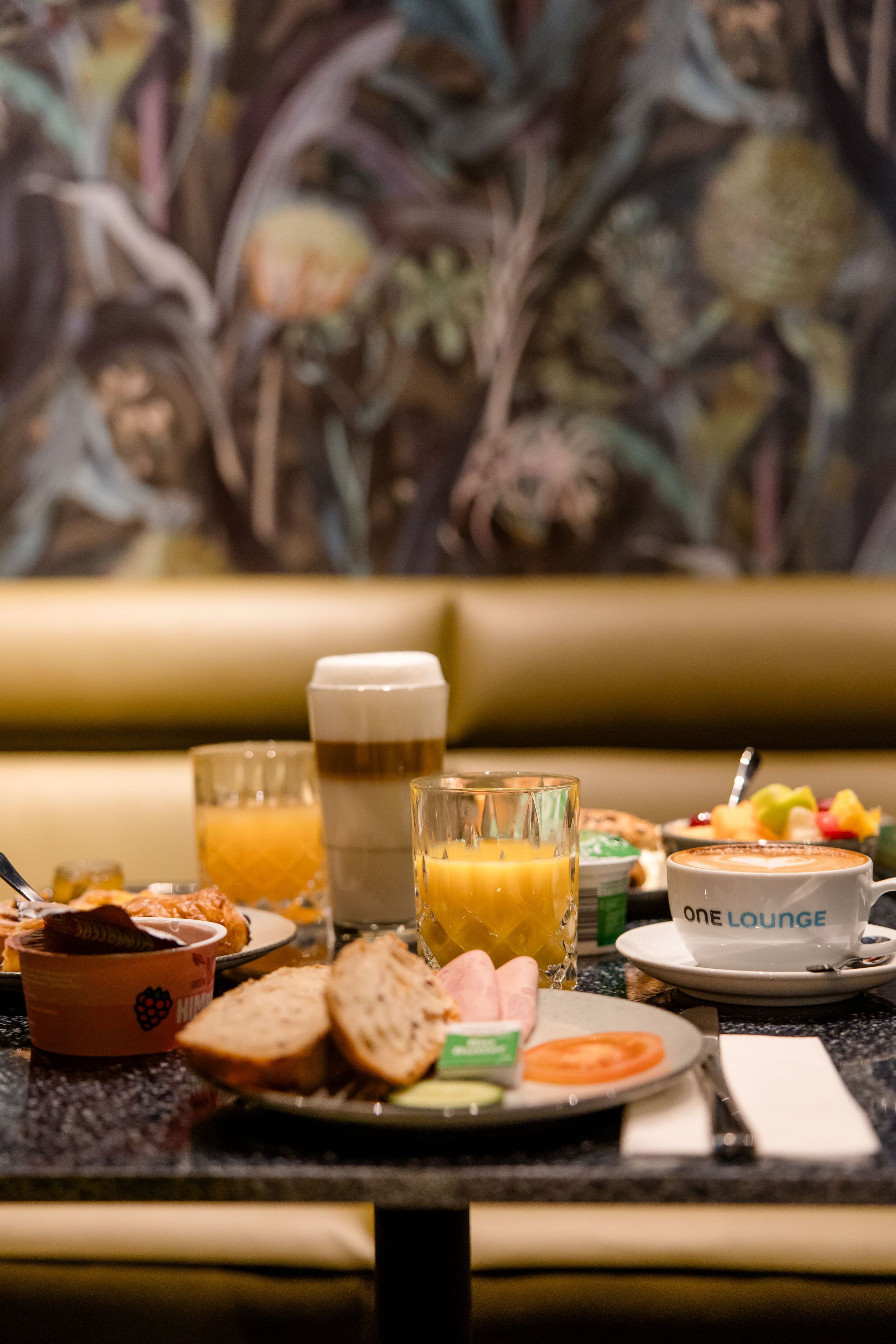 Designhotel München Hauptbahnhof Motel One Blick auf gedeckten Frühstückstisch