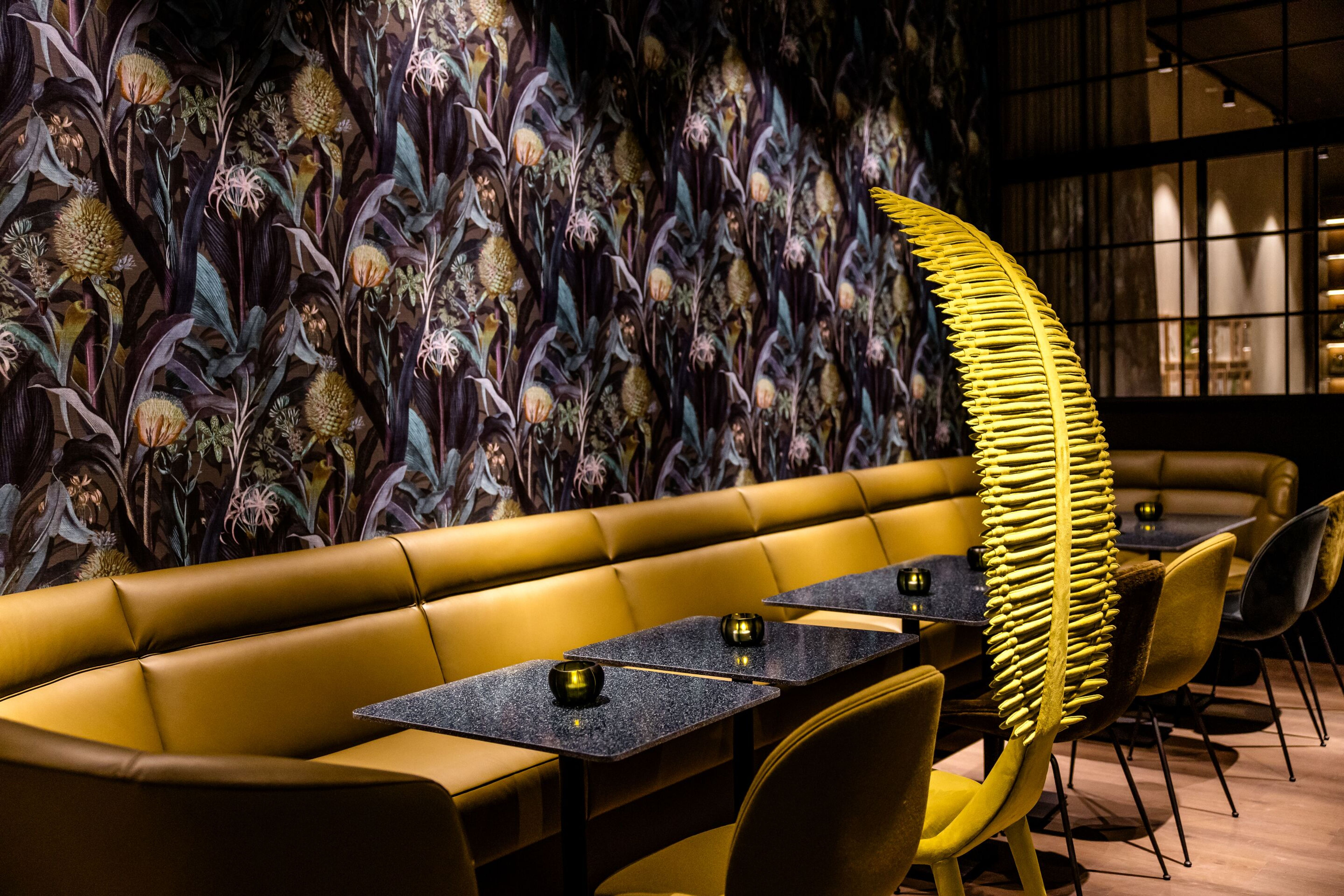 Designhotel München Hauptbahnhof Motel One Sitzbereich mit langer ockergelber Couch Designhotel München Hauptbahnhof Motel One Sitzbereich mit langer ockergelber Couch