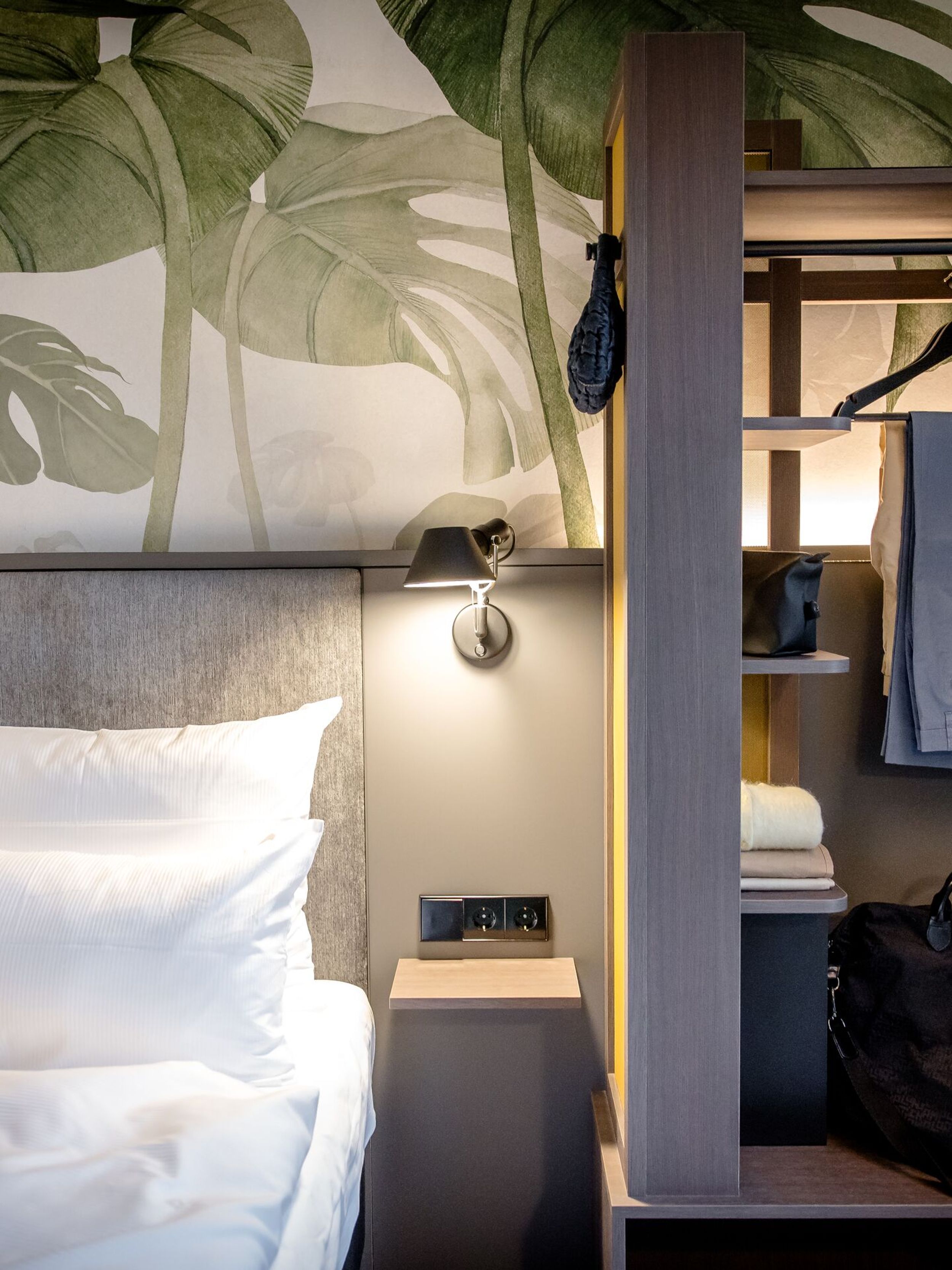 Hotel München Hauptbahnhof nahe Innenstadt Motel One Zimmer mit Bett und Garderobe