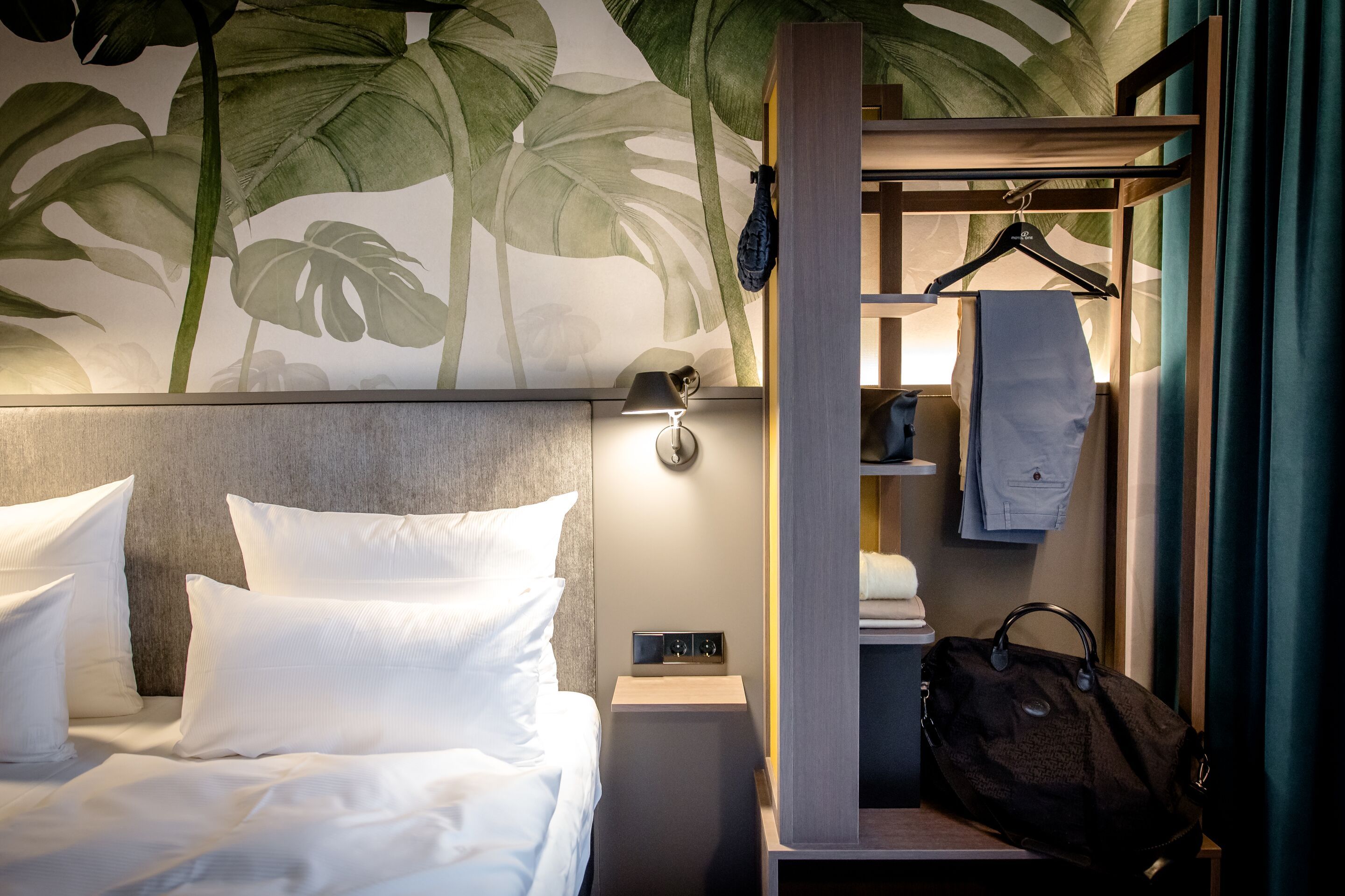 Hotel München Hauptbahnhof nahe Innenstadt Motel One Zimmer mit Bett und Garderobe Hotel München Hauptbahnhof nahe Innenstadt Motel One Zimmer mit Bett und Garderobe