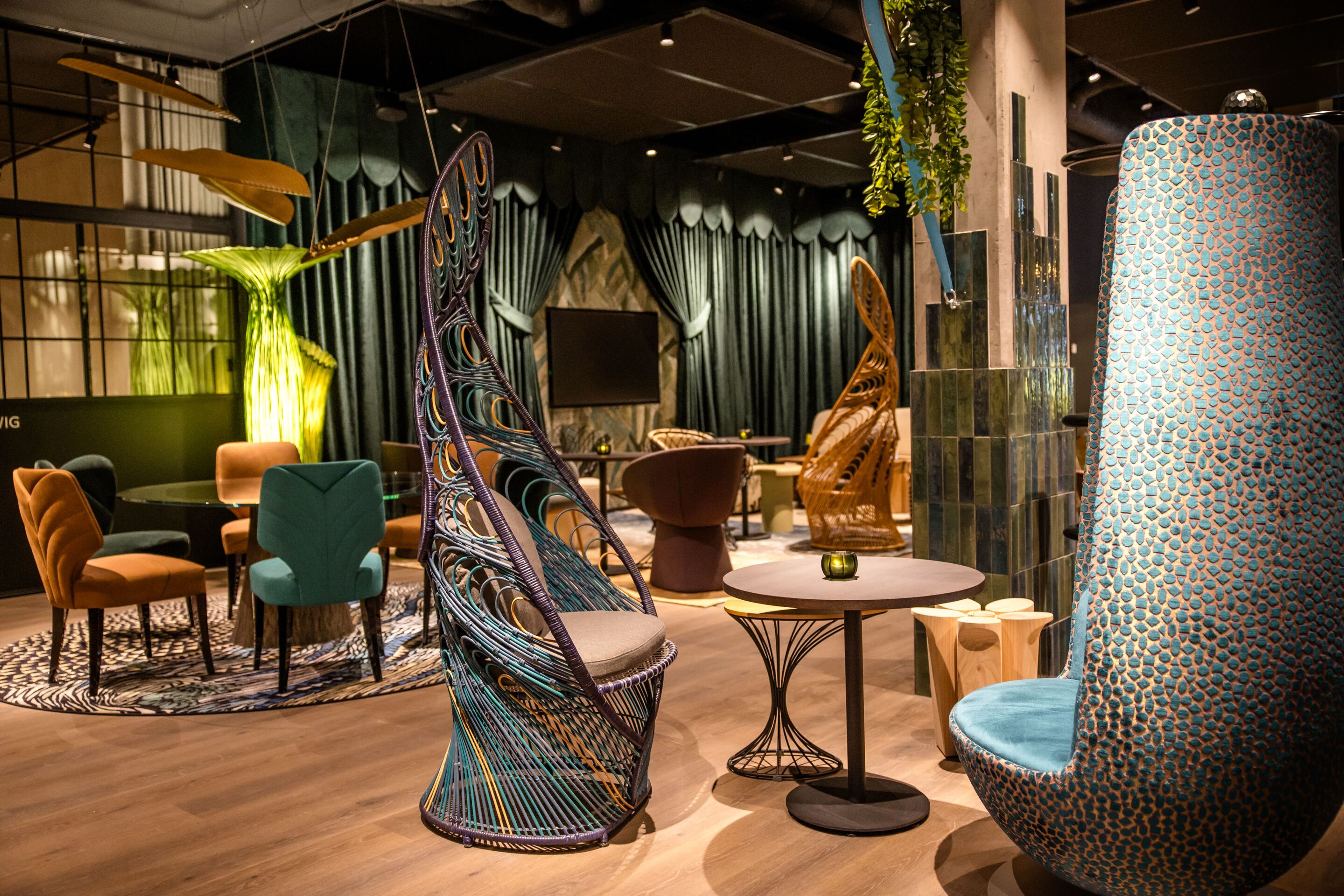 Hotel München Hauptbahnhof nahe Innenstadt Motel One Lounge mit mehreren Sesseln und Stühlen Hotel München Hauptbahnhof nahe Innenstadt Motel One Lounge mit mehreren Sesseln und Stühlen