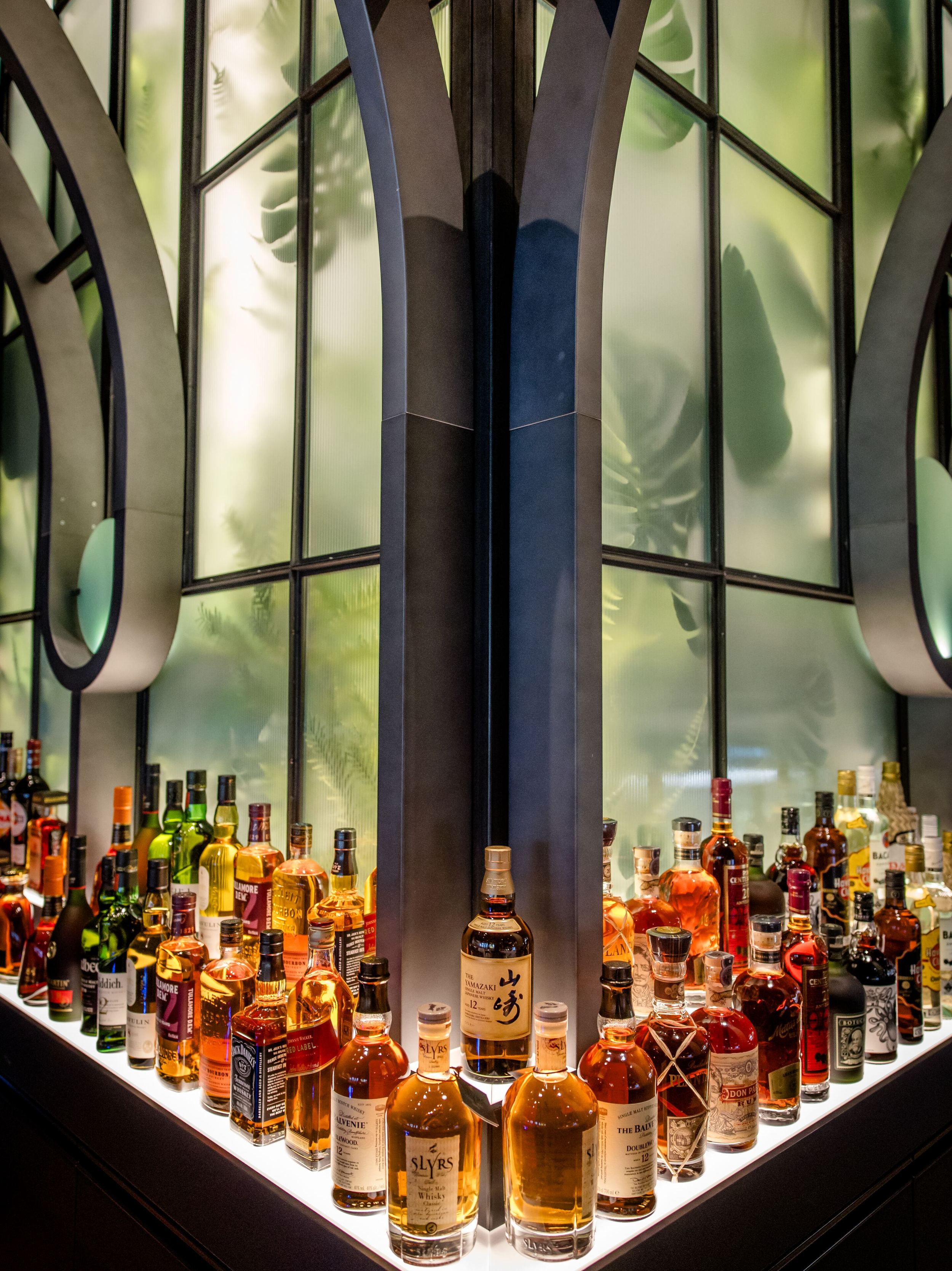 Hotels München Hauptbahnhof Motel One Bar mit alkoholischen Flaschen