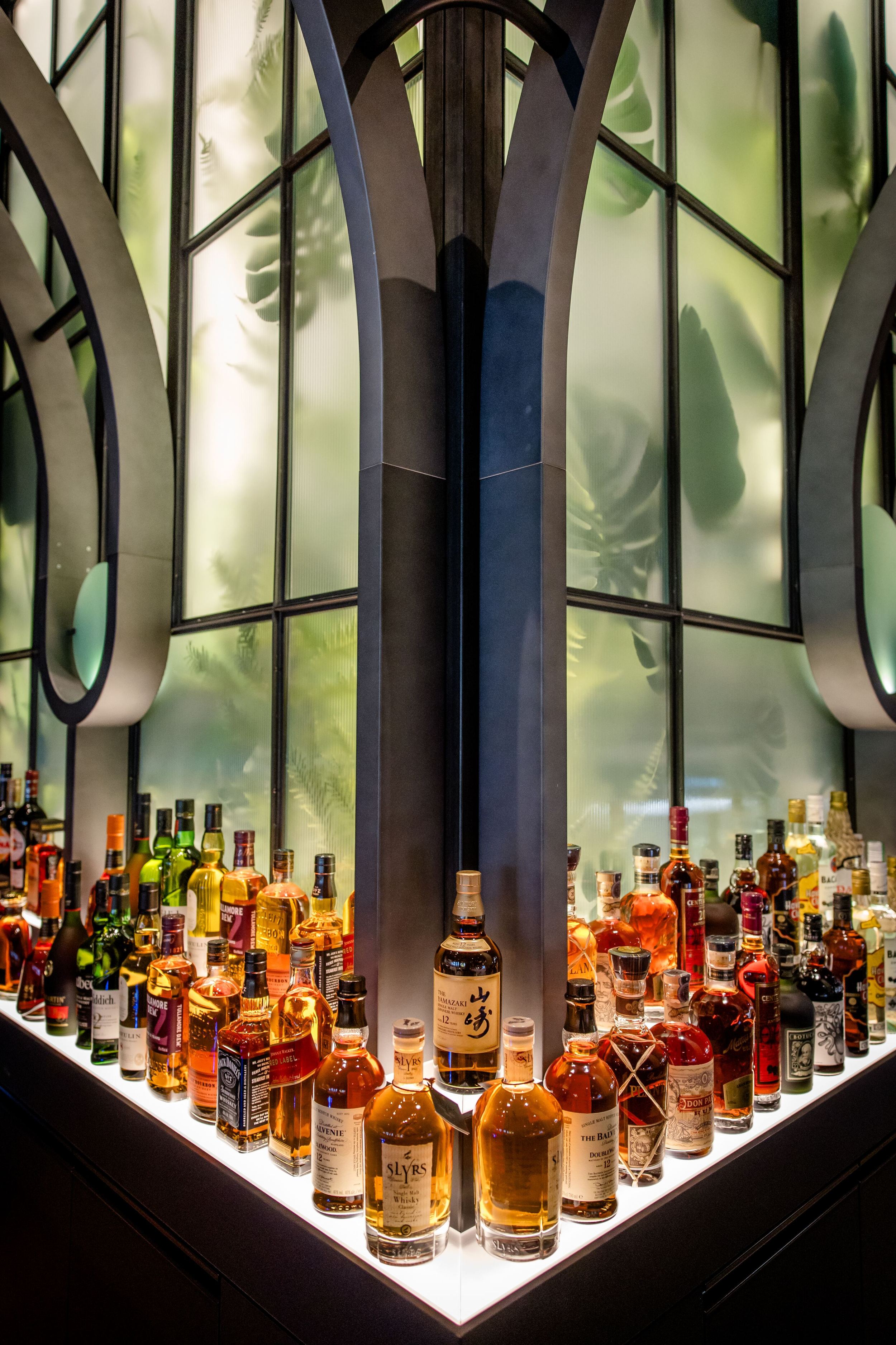 Hotels München Hauptbahnhof Motel One Bar mit alkoholischen Flaschen