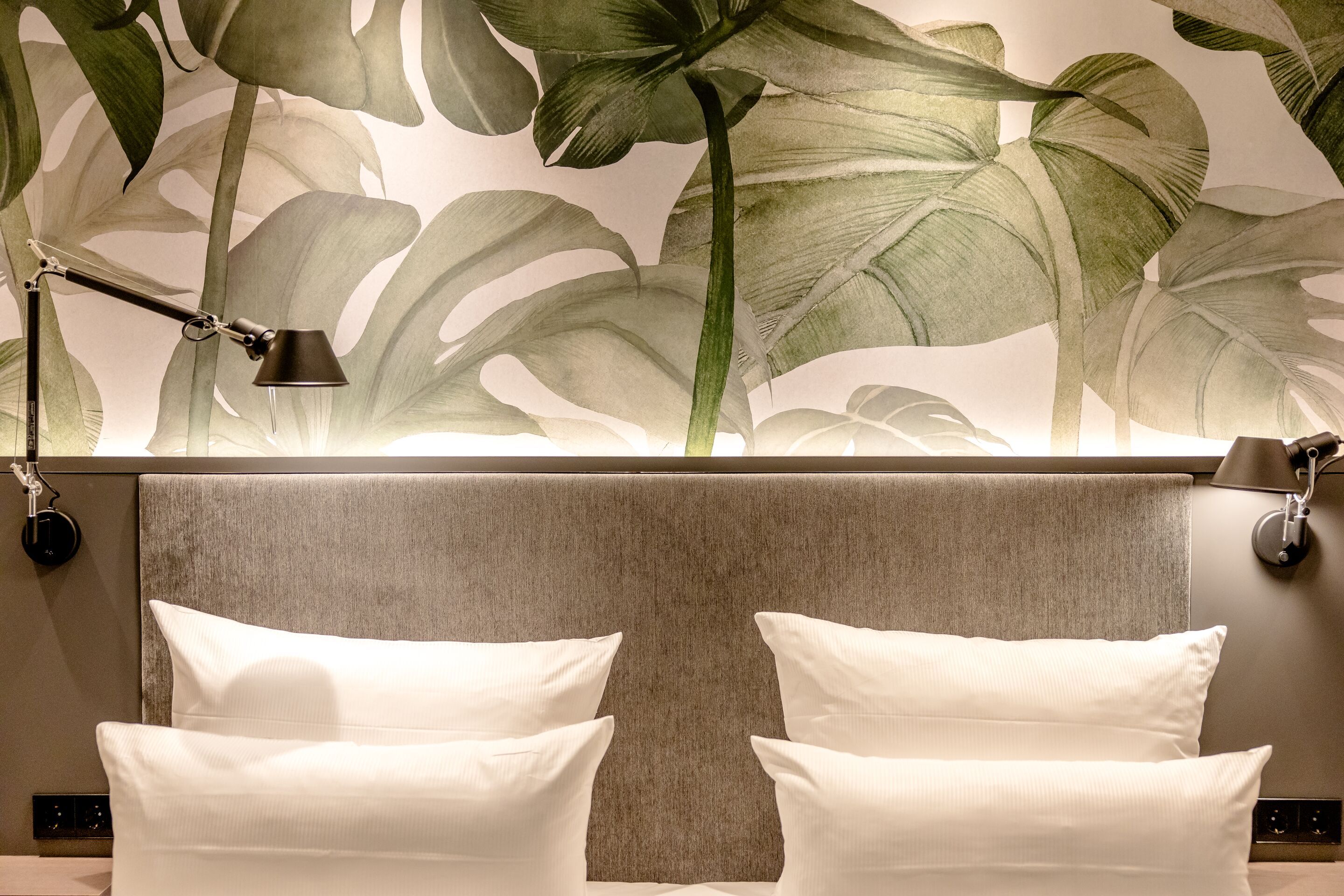 Hotels München Hauptbahnhof Motel One Blick auf Kopfteil eines Doppelbettes