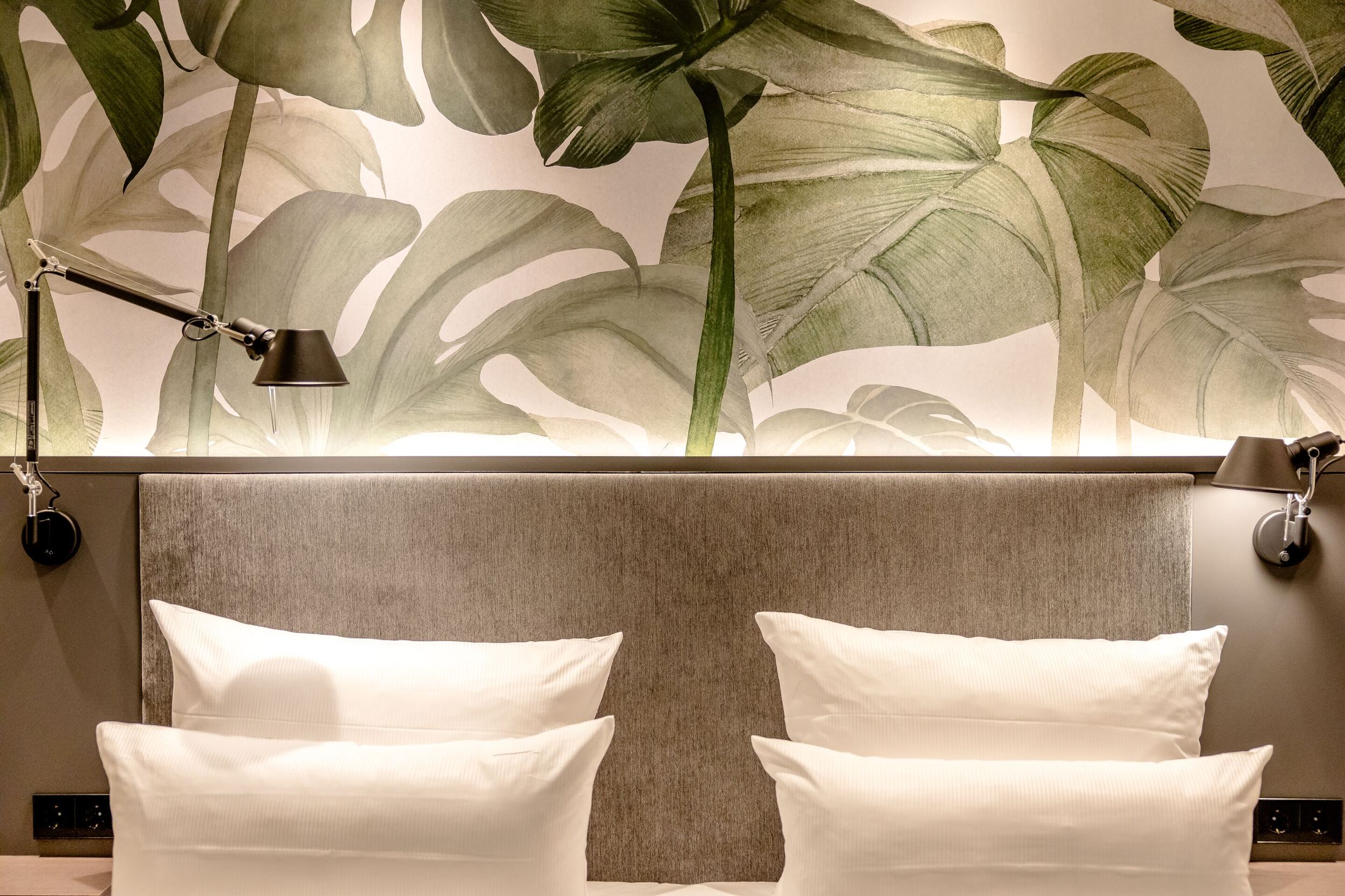 Hotels München Hauptbahnhof Motel One Blick auf Kopfteil eines Doppelbettes