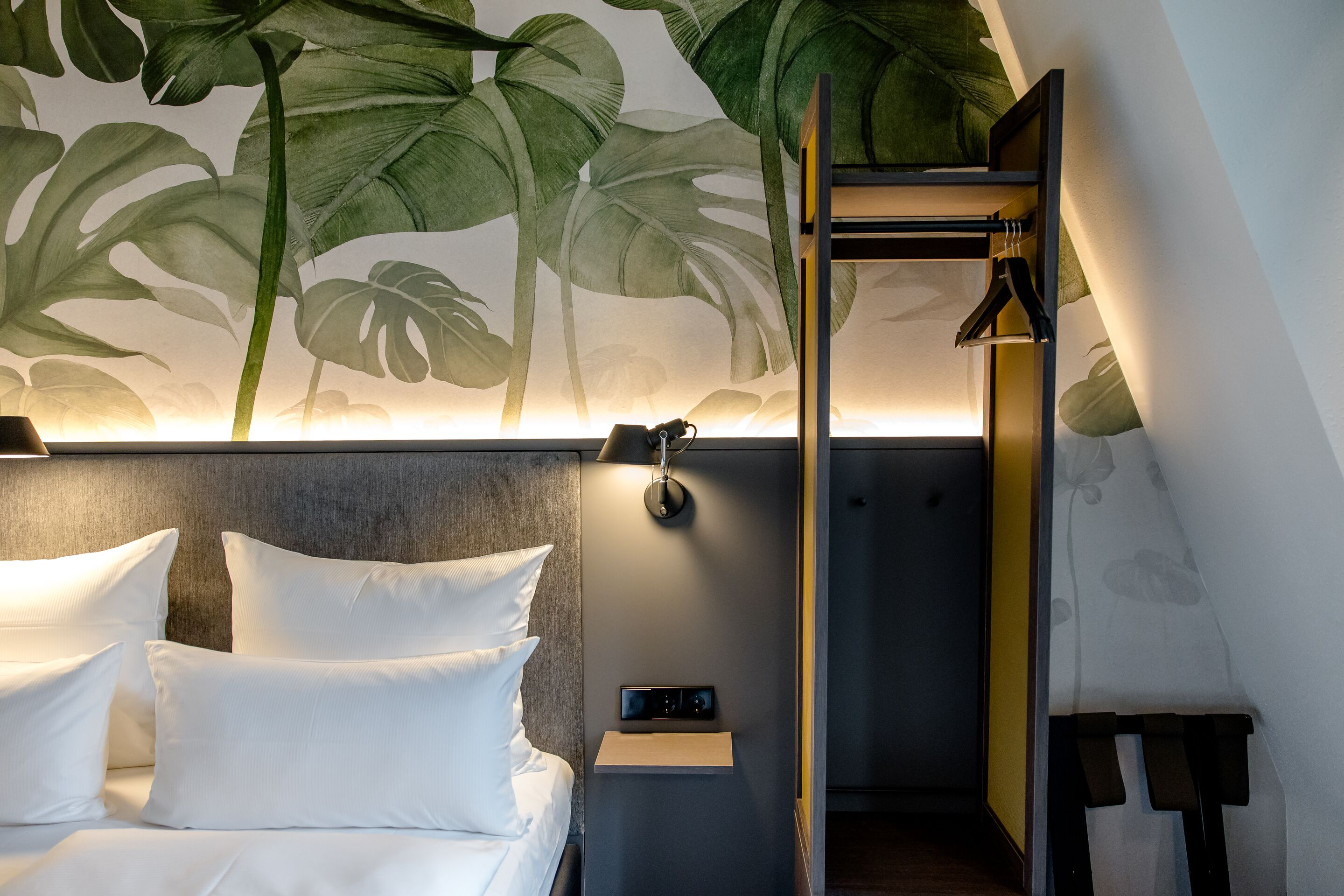 Hotel München Hauptbahnhof Motel One Blick auf Kopfteil eines Doppelbettes