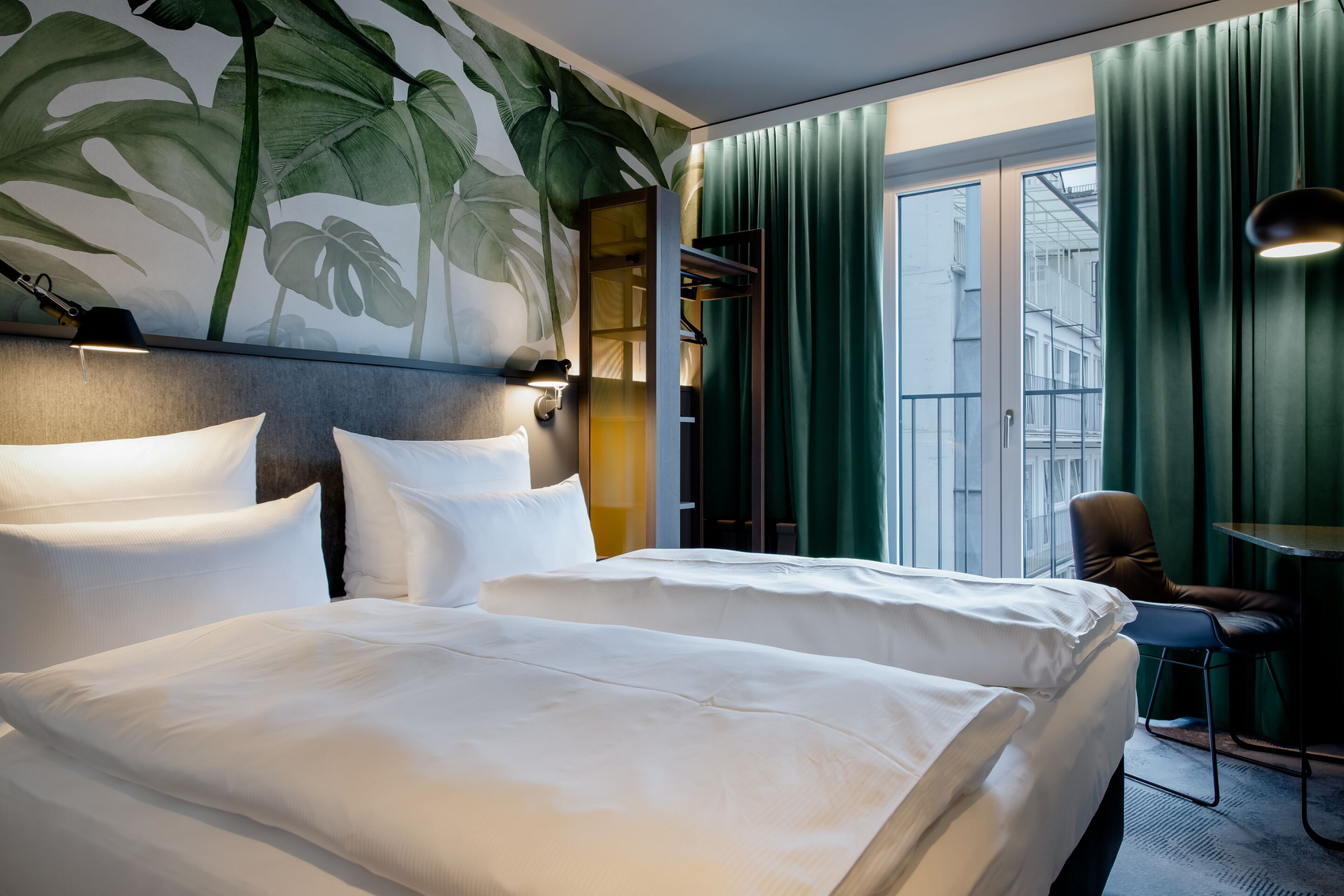 Hotel München Hauptbahnhof Motel One Doppelbett mit Schreibtisch und bodentiefem Fenster