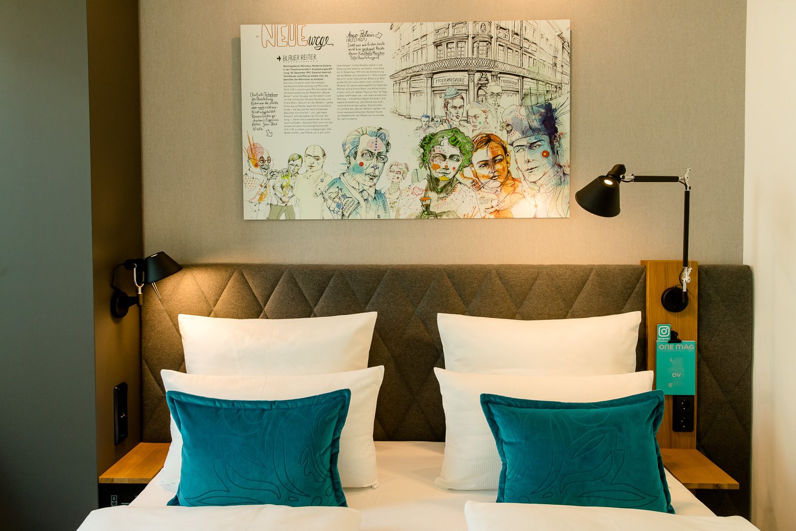 Designhotel München Messe Motel One Blick auf Doppelbett mit Zierkissen