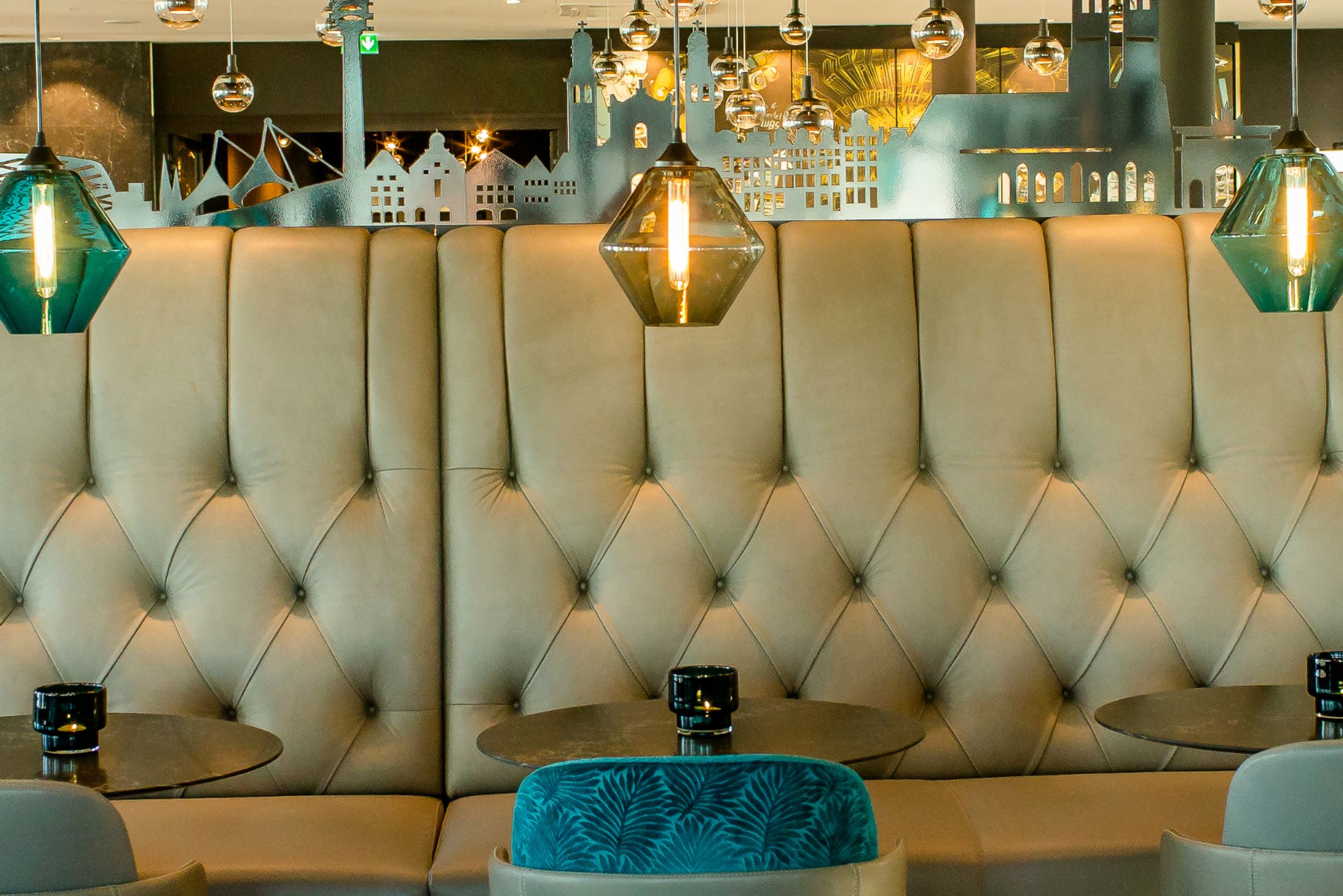 Designhotel München Messe Motel One Frühstück Sitzgelegenheiten mit Tischen