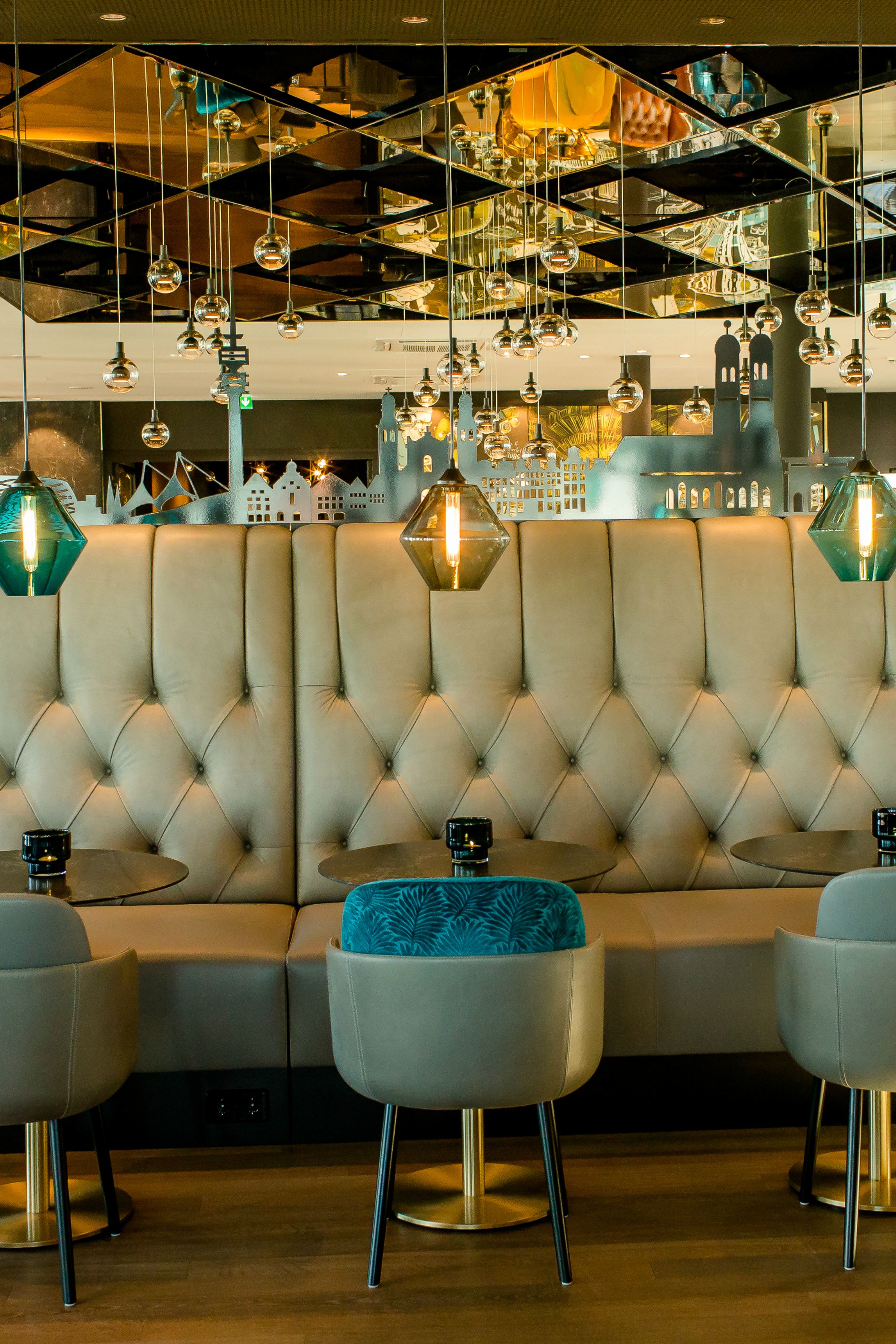 Designhotel München Messe Motel One Frühstück Sitzgelegenheiten mit Tischen