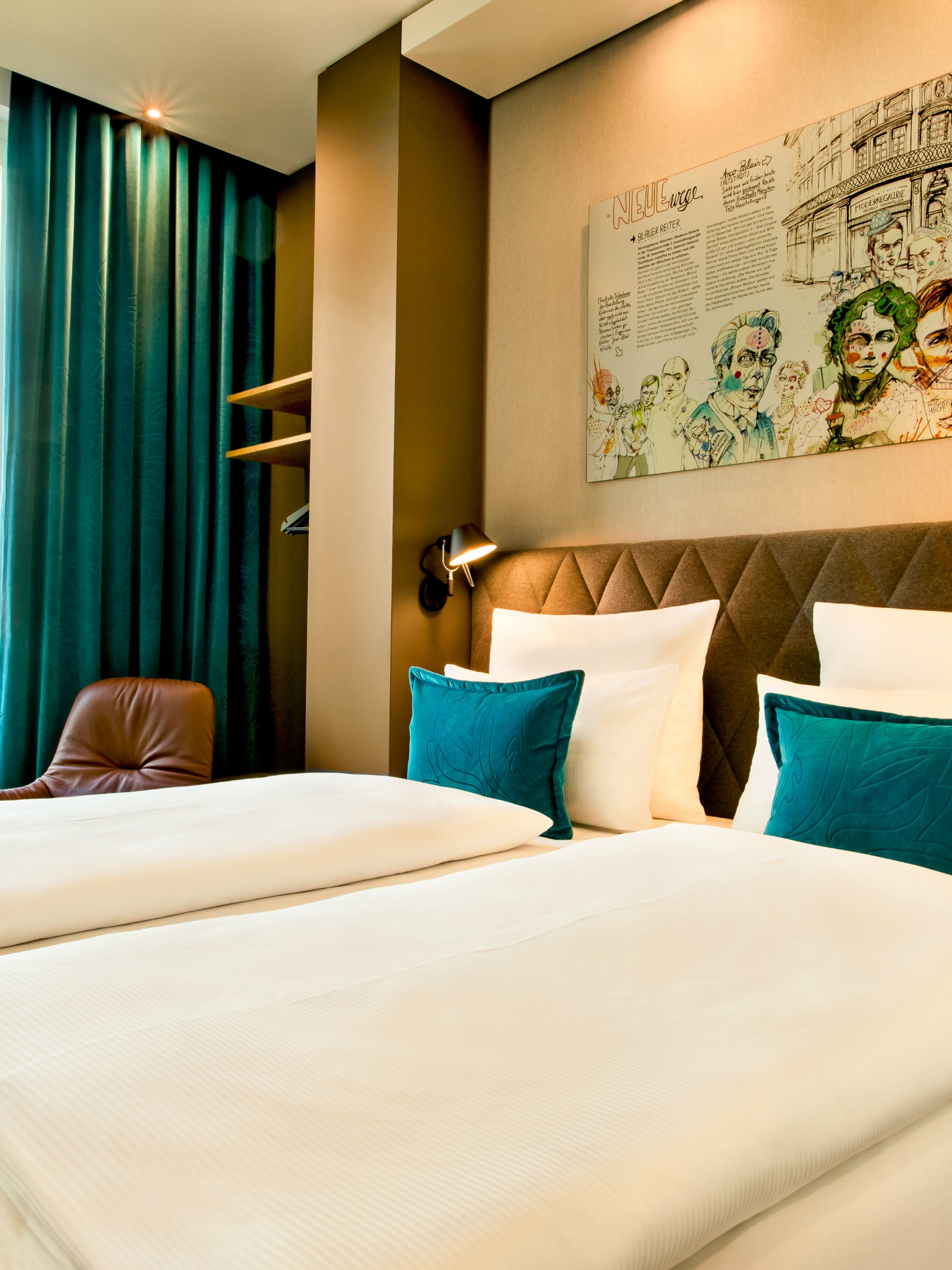 Designhotel München Messe Motel One helles Zimmer mit Doppelbett und Terrassenzugang mit Liegestuhl