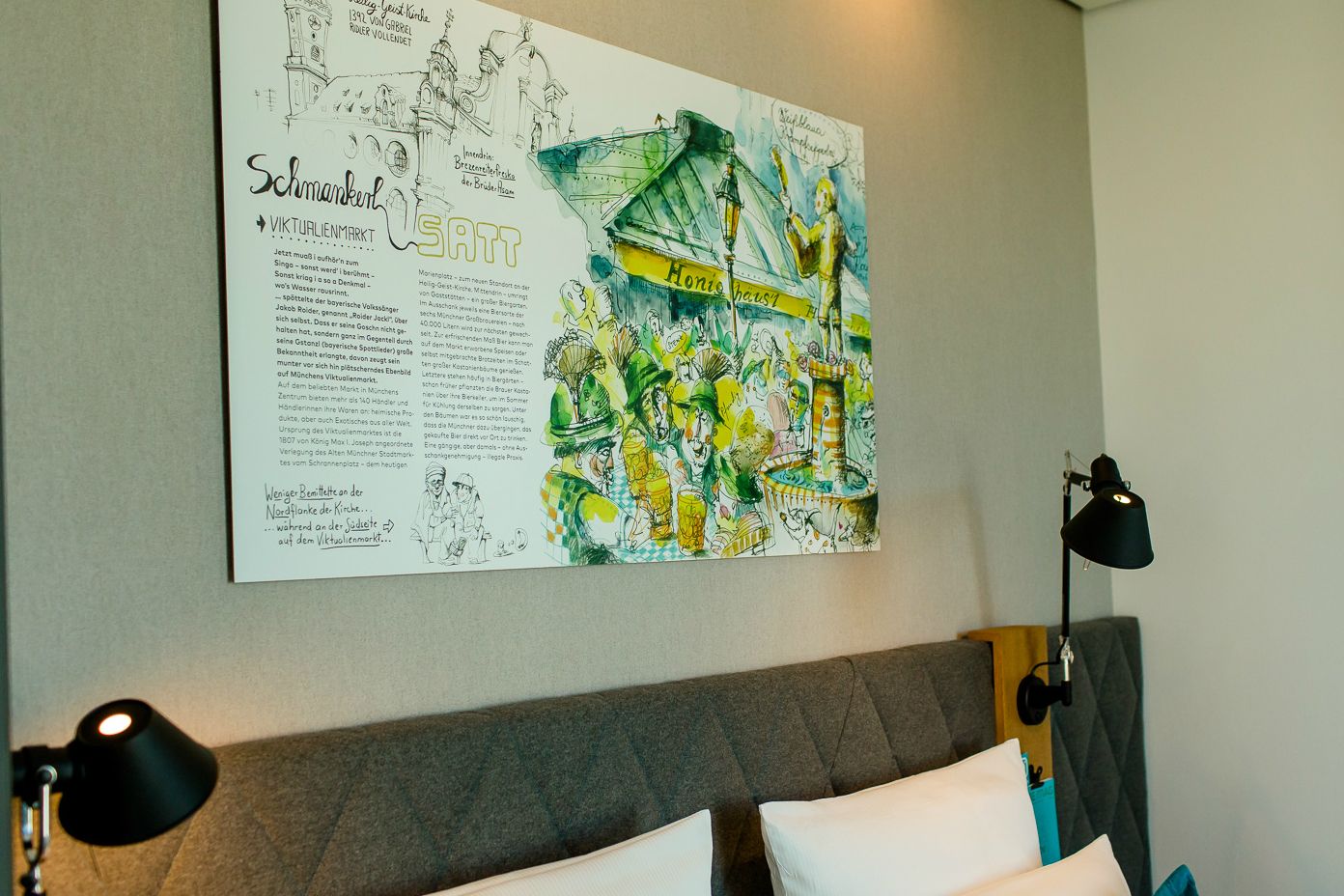 Designhotel München Messe Motel One Zimmer mit Blick auf Bild über Doppelbett