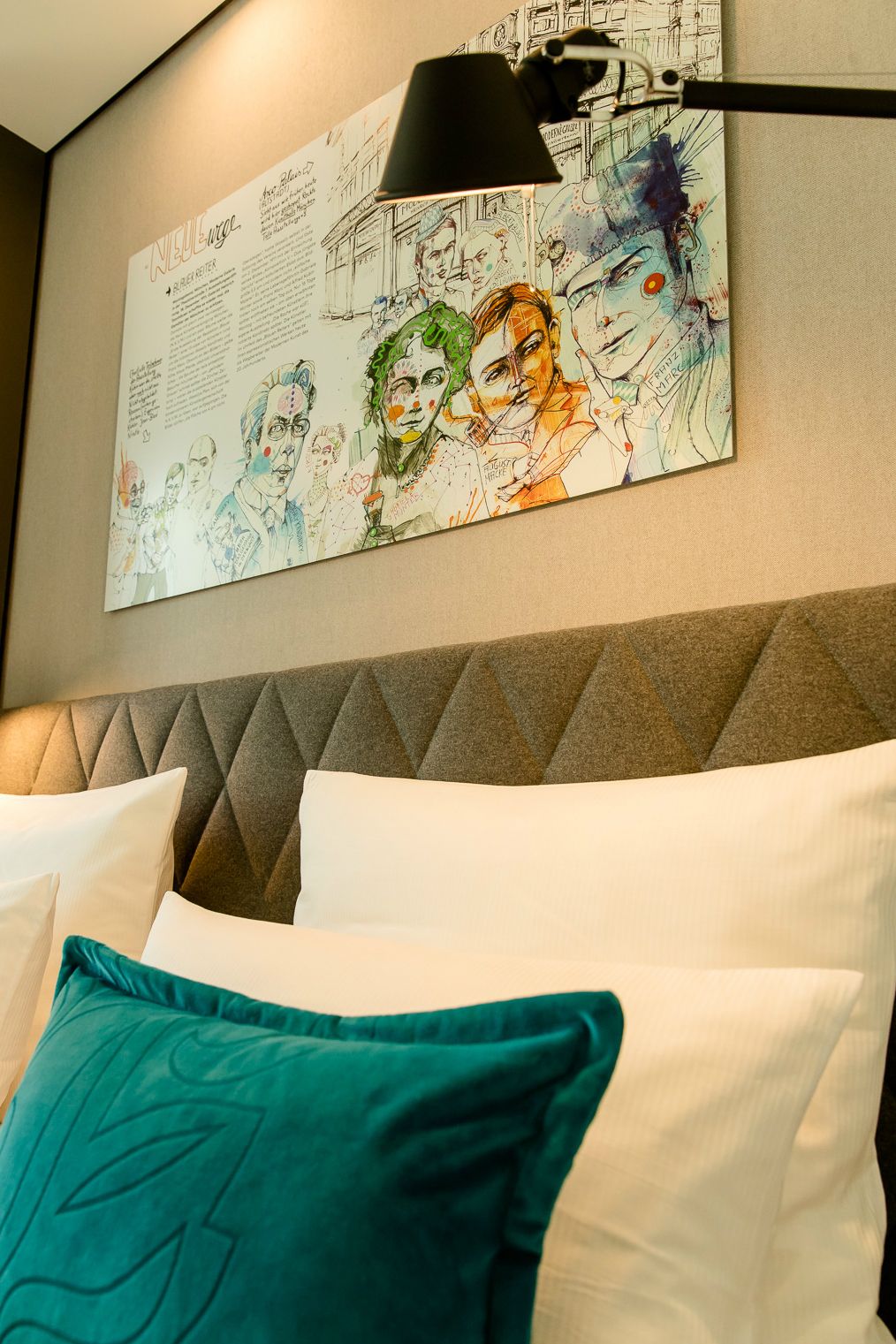 Designhotel München Messe Motel One Blick auf Kopfteil eines Doppelbettes mit Zierkissen