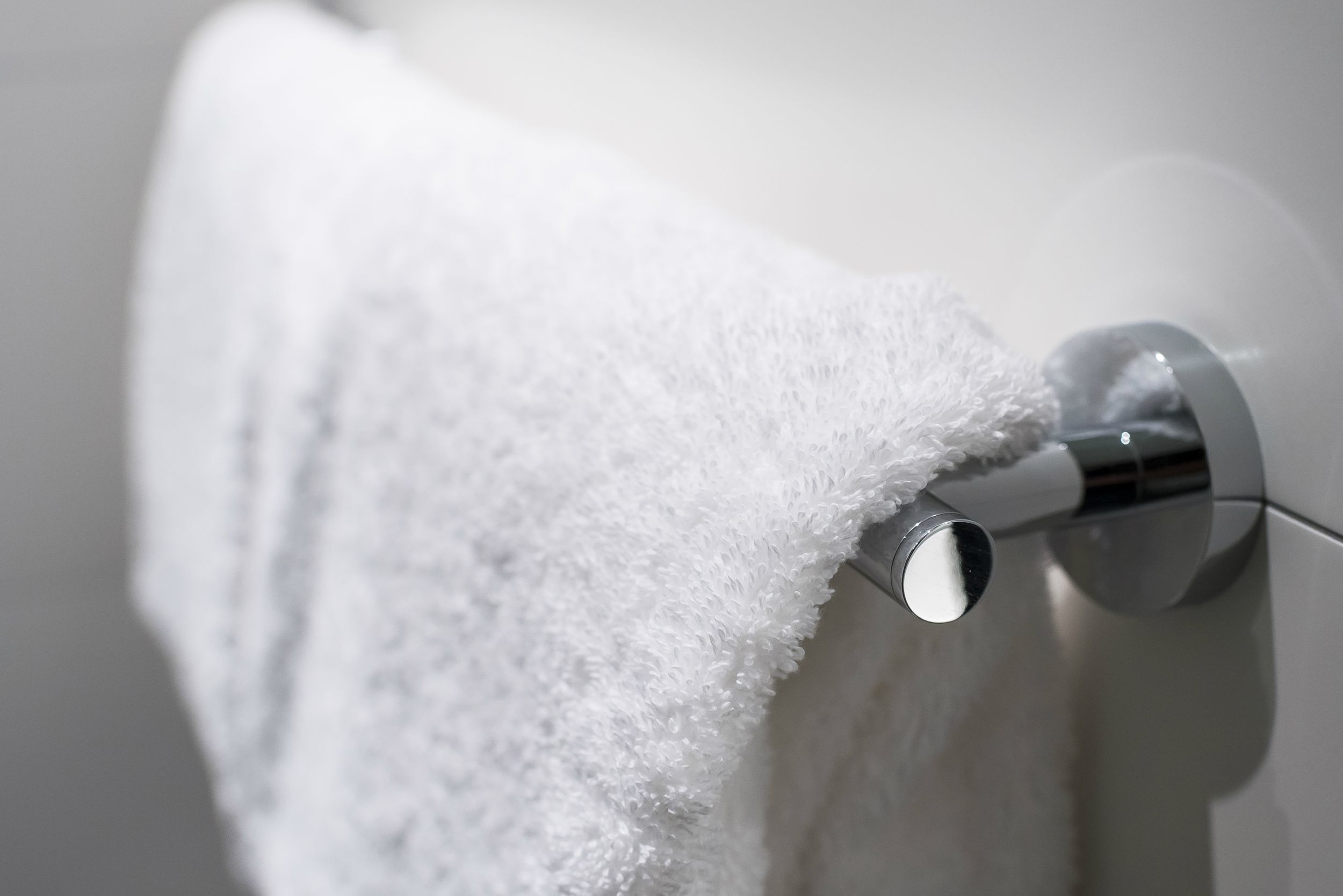 Designhotel München Messe Motel One Bad Nahaufnahme weißes Handtuch
