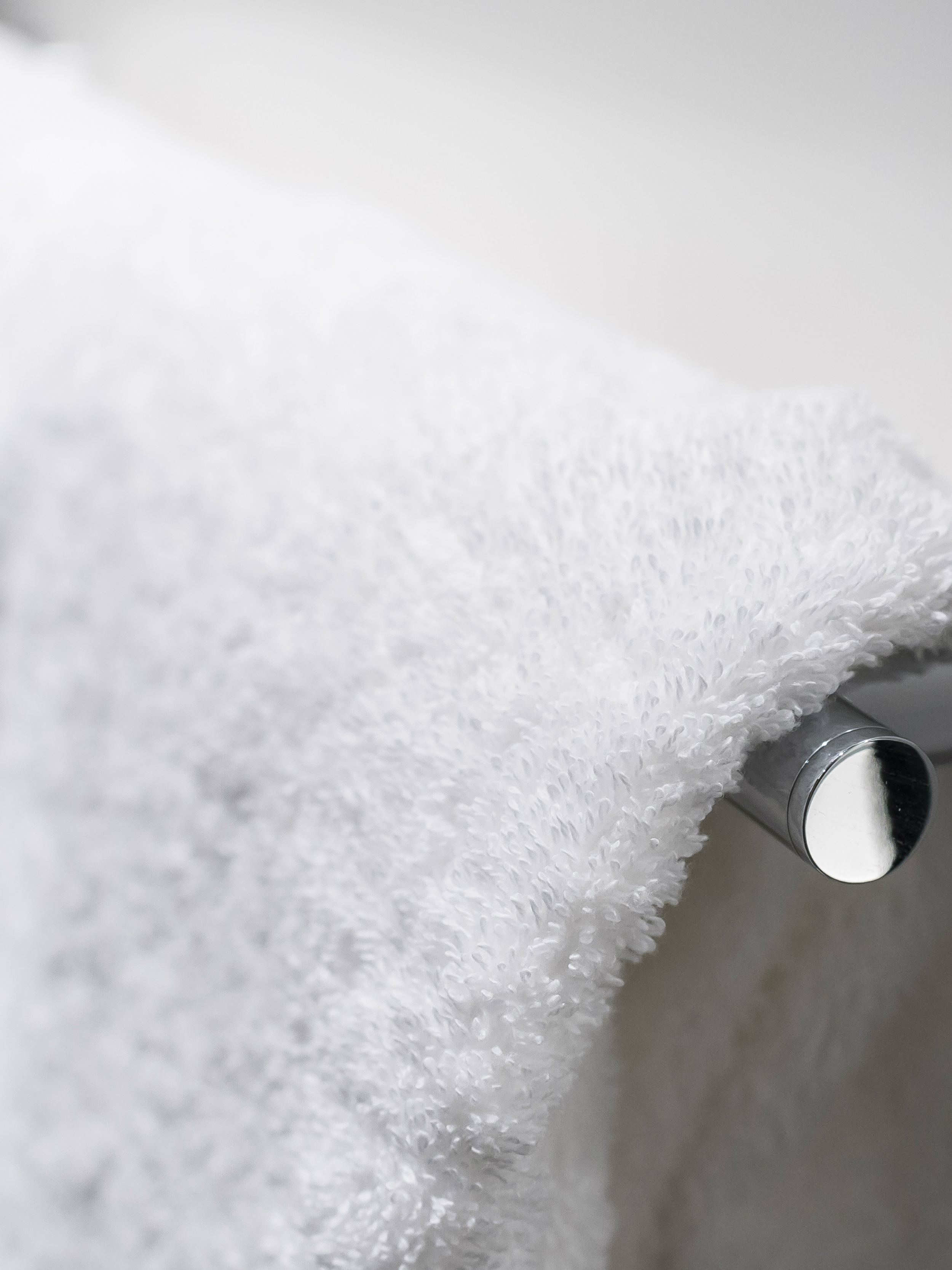 Designhotel München Messe Motel One Bad Nahaufnahme weißes Handtuch