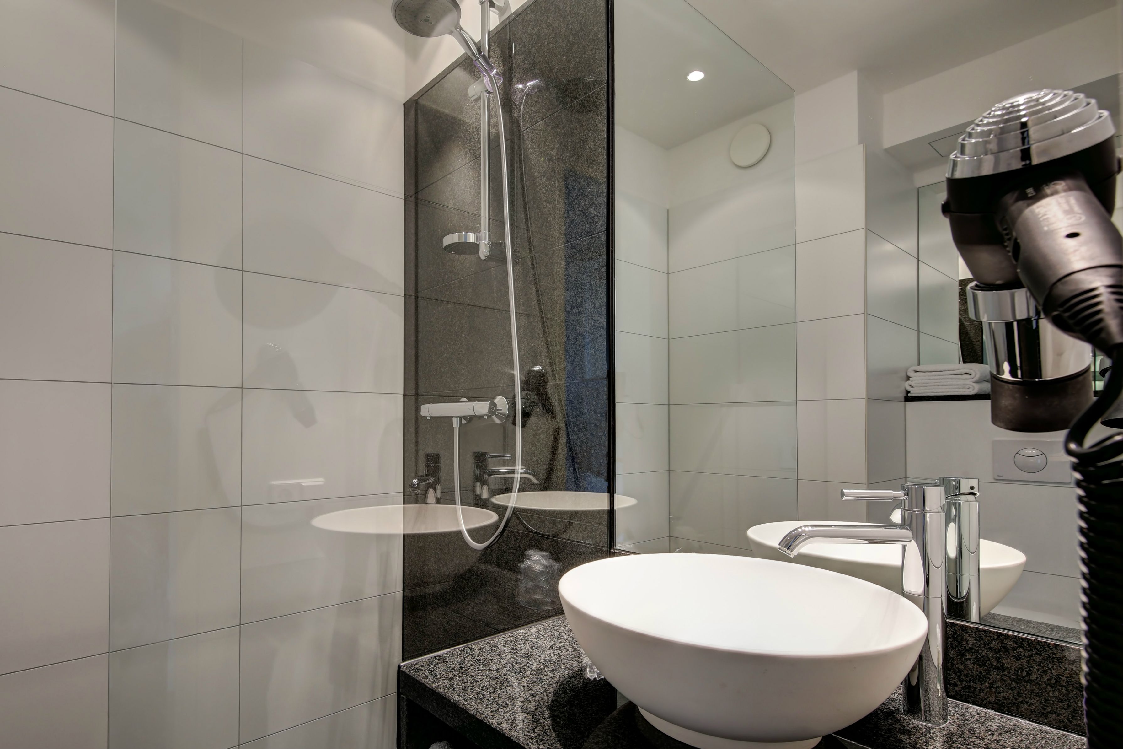 Designhotel München Messe Motel One Badezimmer mit Dusche und Waschbecken