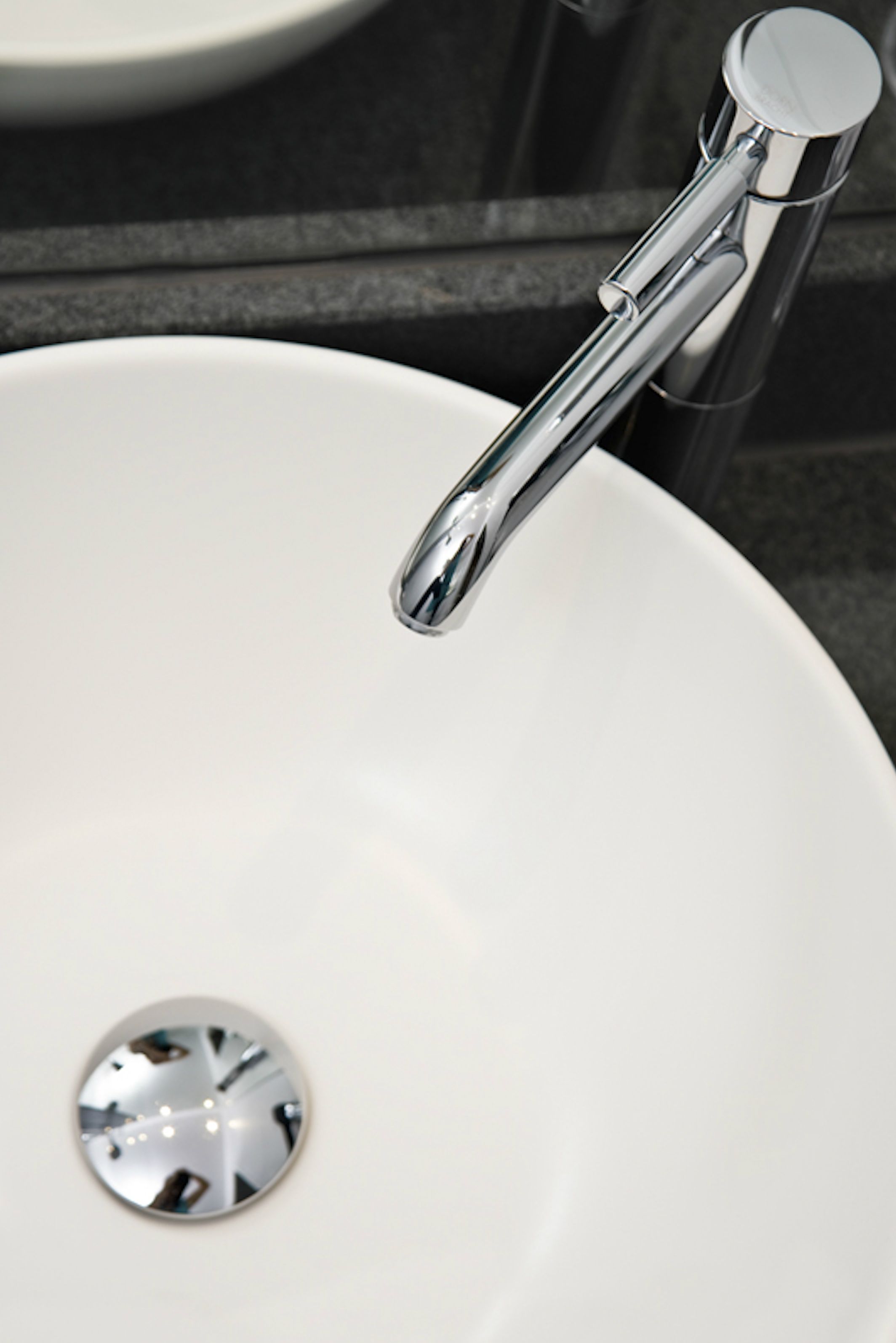 Designhotel München Messe Motel One Bad Blick von oben auf Waschbecken