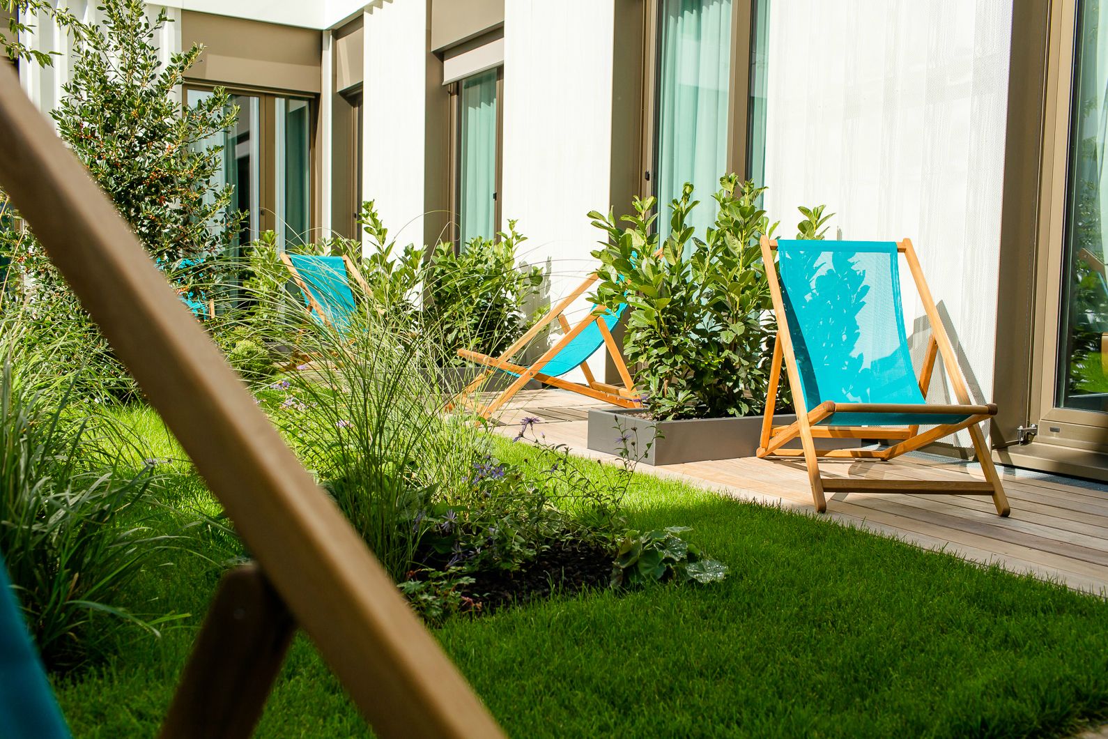 Designhotel München Messe Motel One Außenbereich Liegestühle