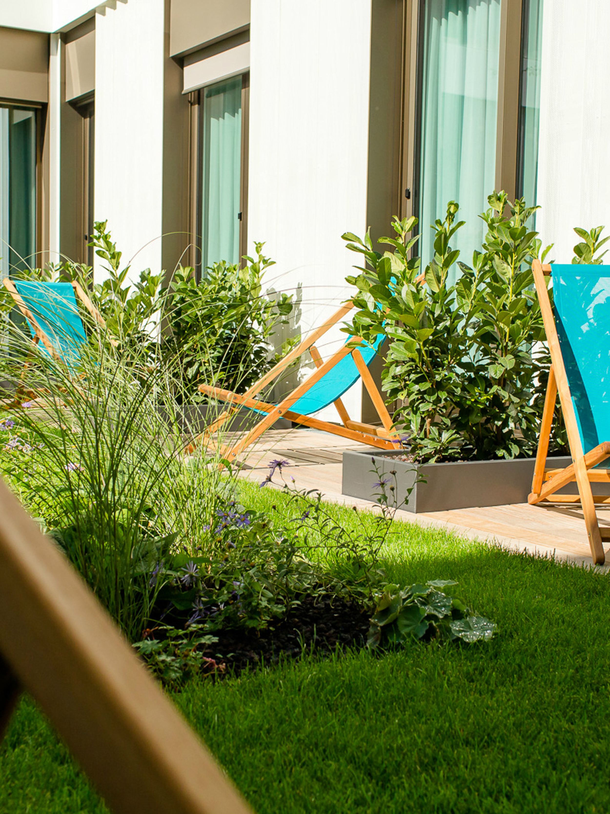 Designhotel München Messe Motel One Außenbereich Liegestühle