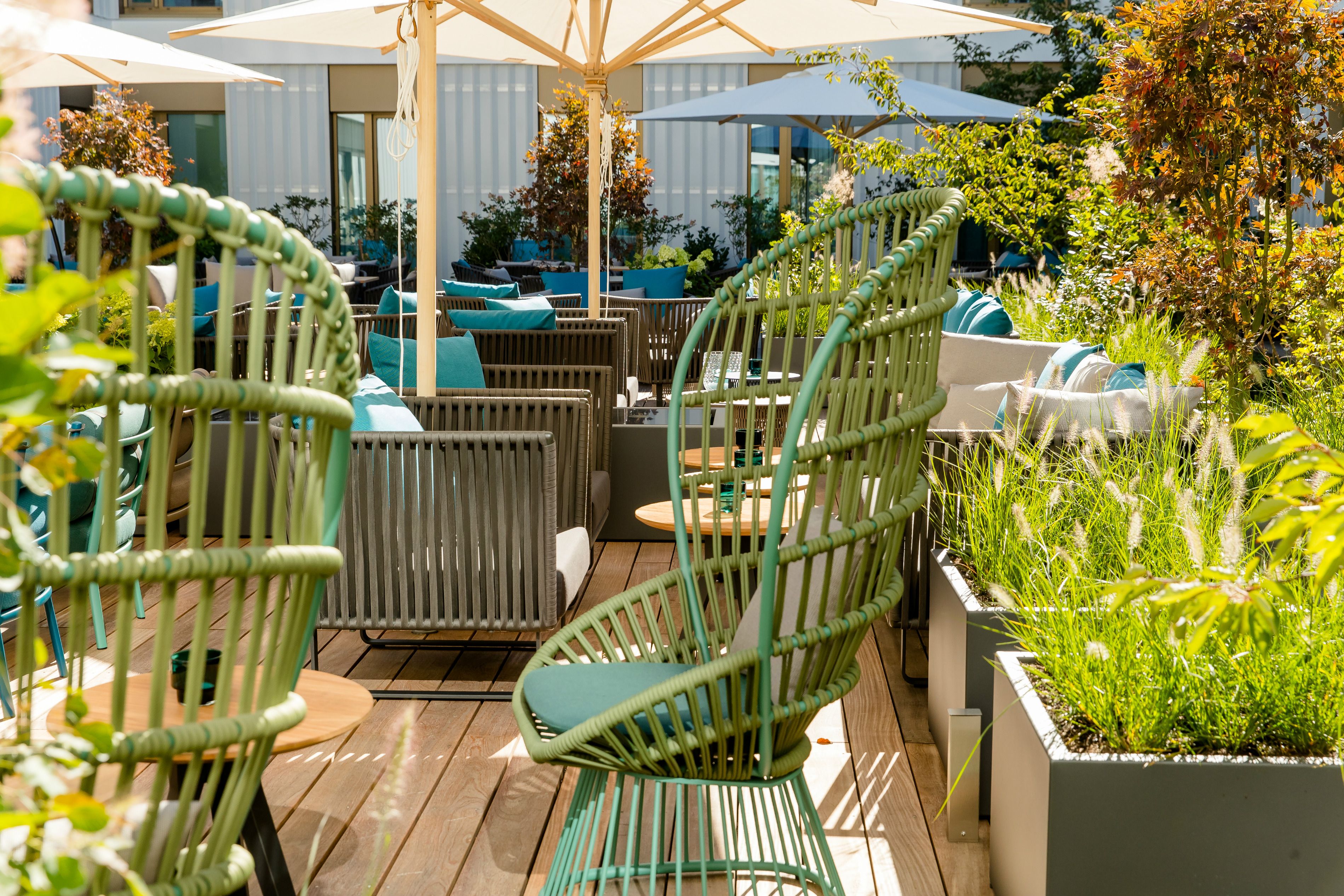 Designhotel München Messe Motel One sonniger Außenbereich mit mehreren Sitzgelegenheiten