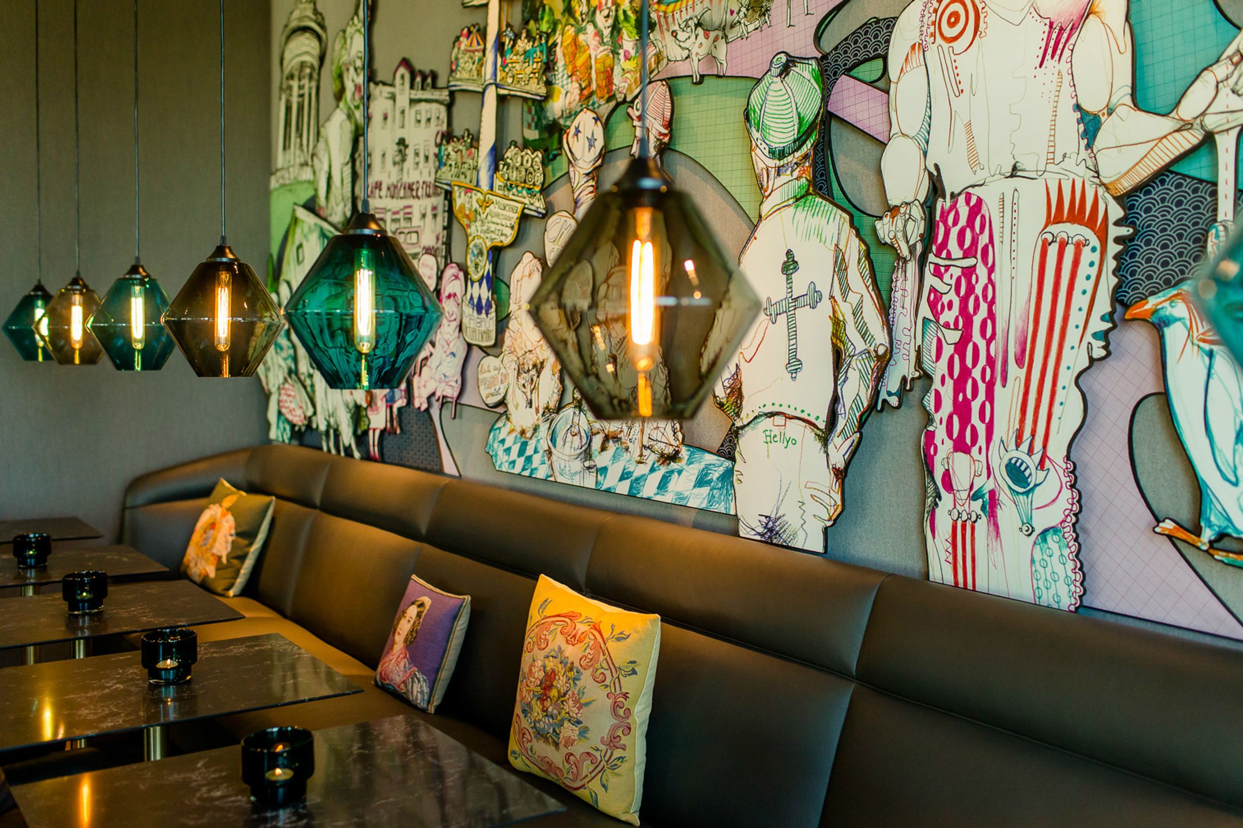 Designhotel München Messe Motel One lange Couch mit Tischen und Stühlen zum Verweilen