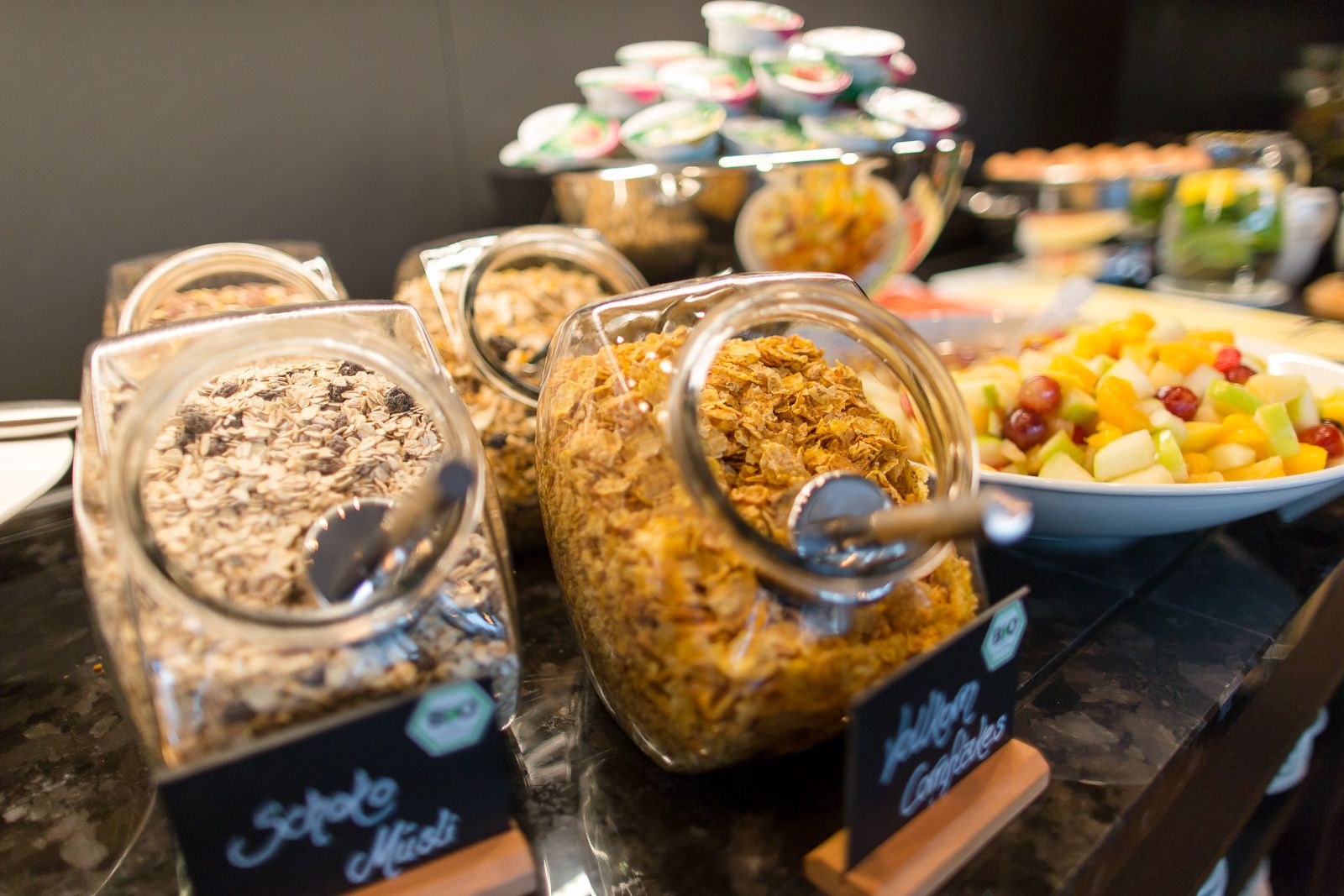 Designhotel München Olympia Gate Motel One Nahaufnahme Frühstücksbuffet Cornflakes