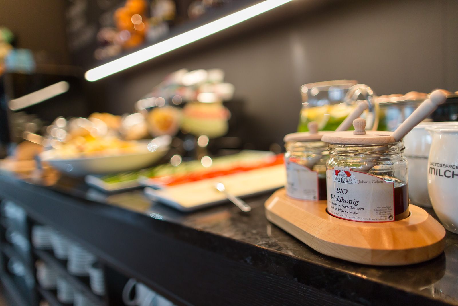Designhotel München Olympia Gate Motel One Nahaufnahme Frühstück Buffet BIO Waldhonig