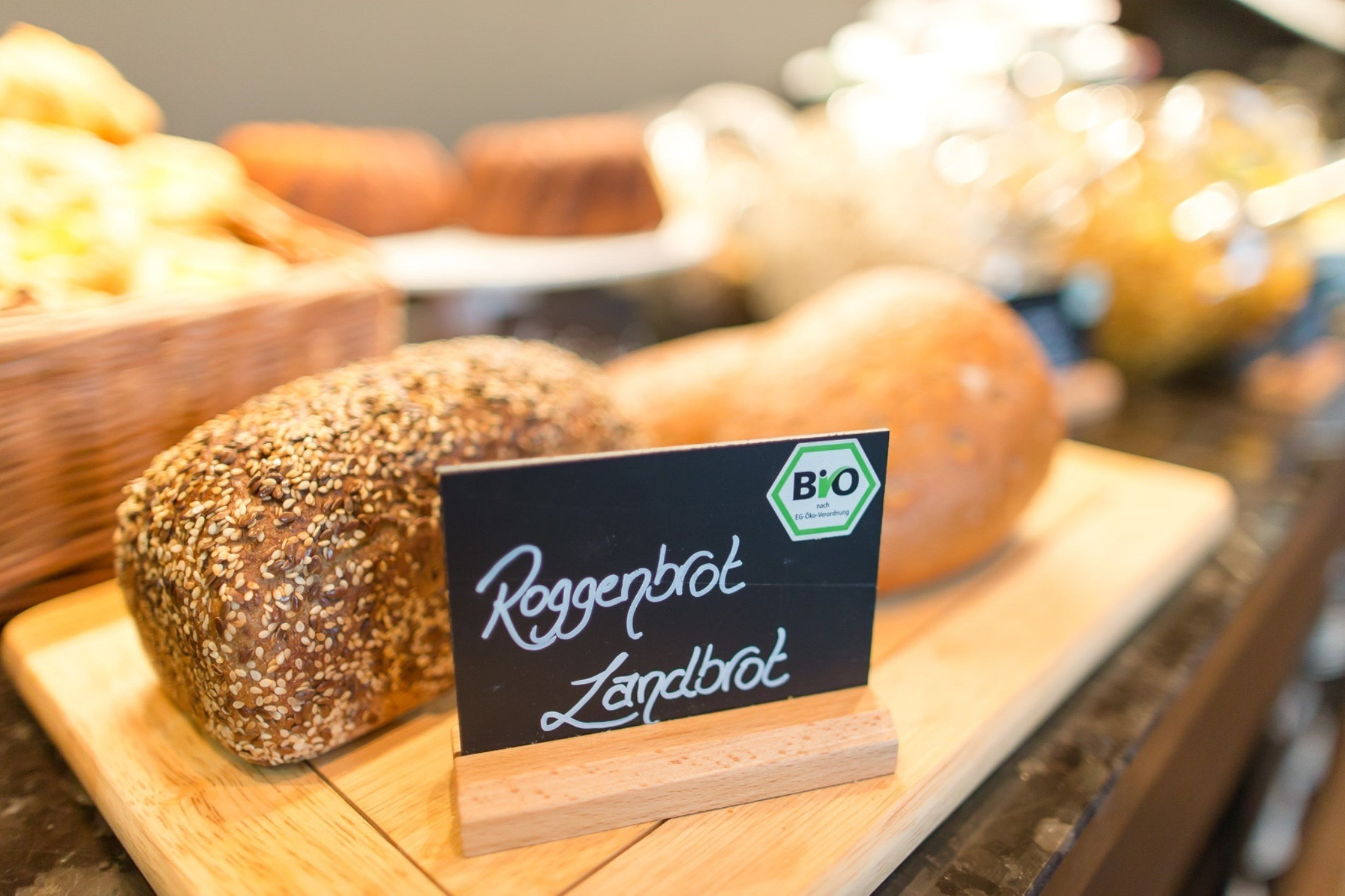 Designhotel München Olympia Gate Motel One Nahaufnahme Frühstück Buffet Roggenbrot Landbrot