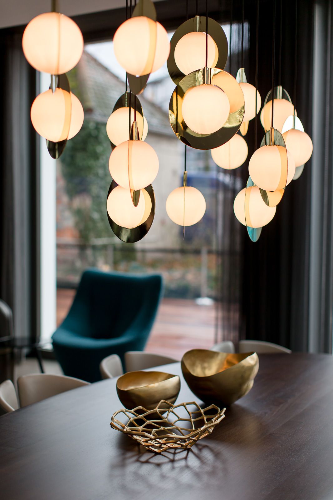 Designhotel München Olympia Gate Motel One Nahaufnahme Tisch und Lampe