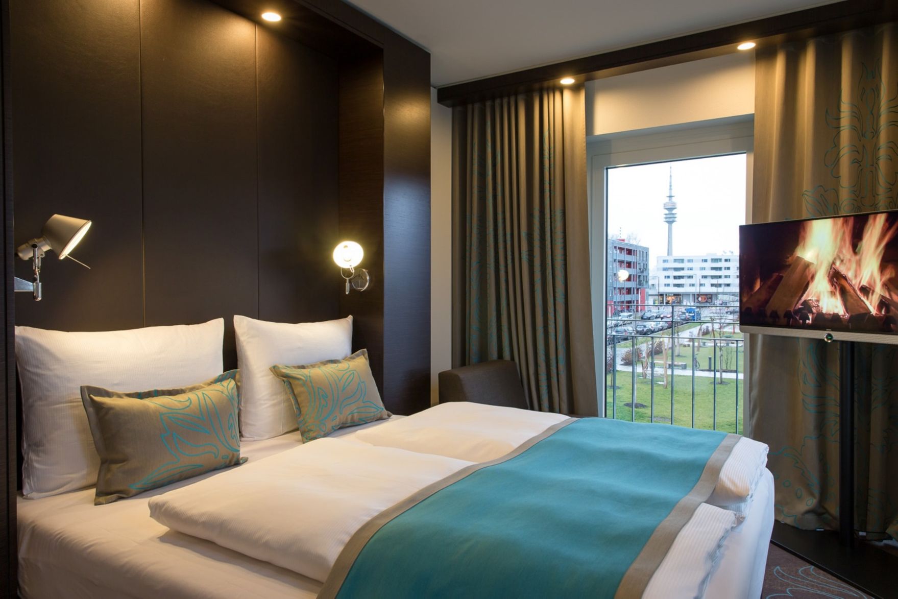 hotel Munich Olympia Gate Motel One room with bed and TV
