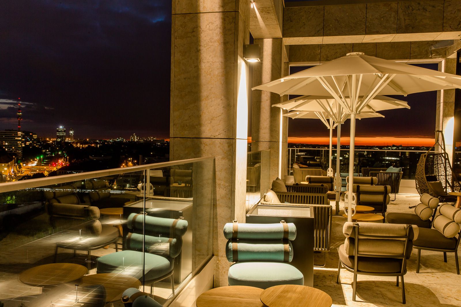 Hotel München Parkstadt Schwabing Motel One Außenbereich Rooftop One Bar am Abend