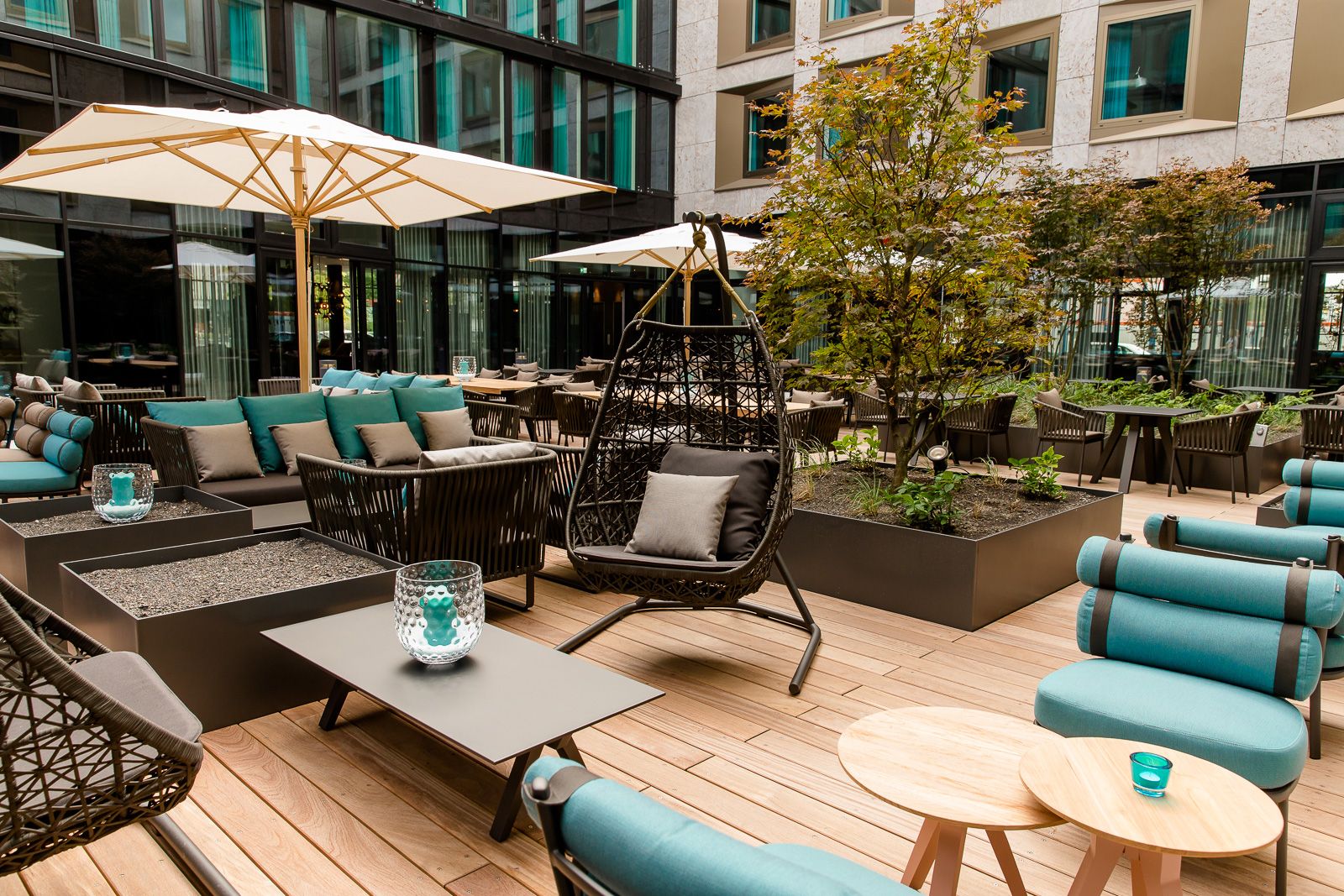 Hotel München Parkstadt Schwabing Motel One Terrasse mit Sitzgelegenheiten