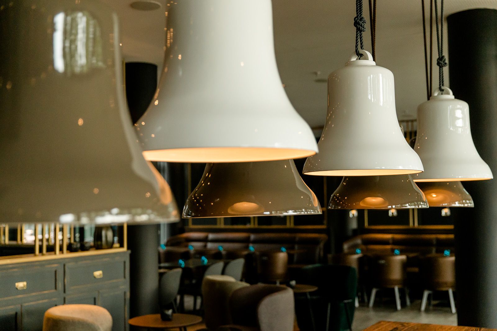 Design Hotel München Parkstadt Schwabing Motel One Nahaufnahme auf Lampen an der Decke