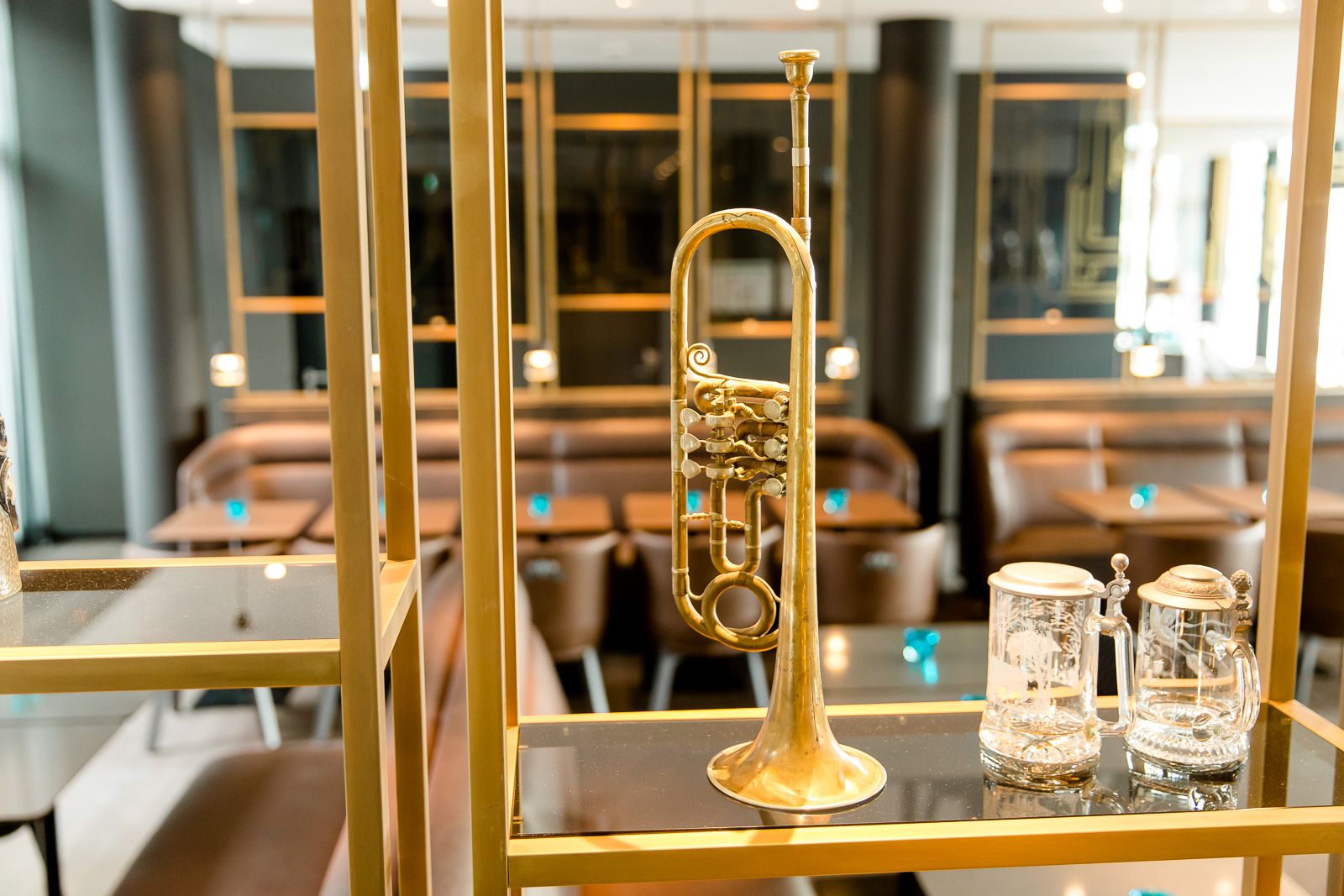 Hotel München Parkstadt Schwabing Motel One Nahaufnahme Trompete in offenem Regal
