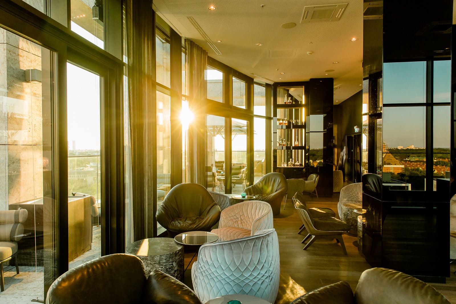 Hotel München Parkstadt Schwabing Motel One lichtdurchflutete Rooftop One Bar mit Sitzgelegenheiten