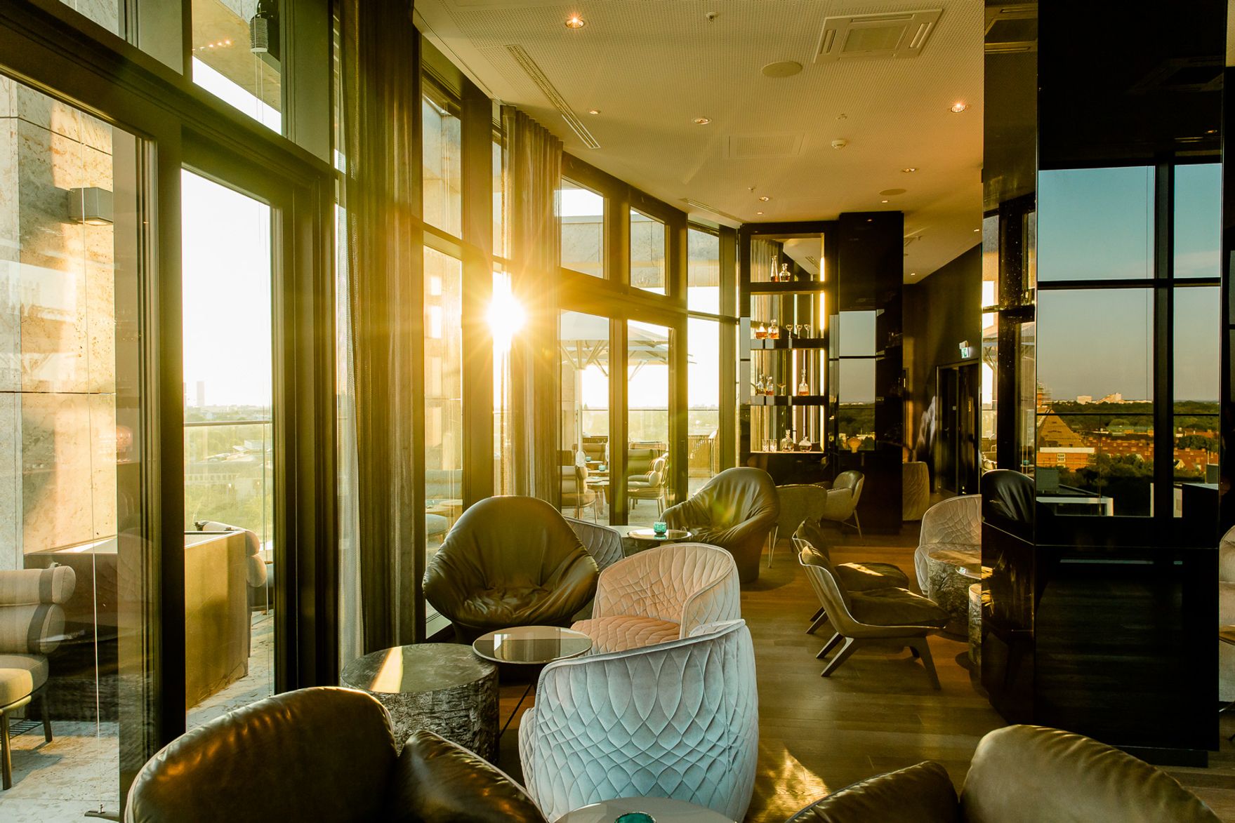 hotel Munich Parkstadt Schwabing Motel One light-flooded rooftop One bar with seating
