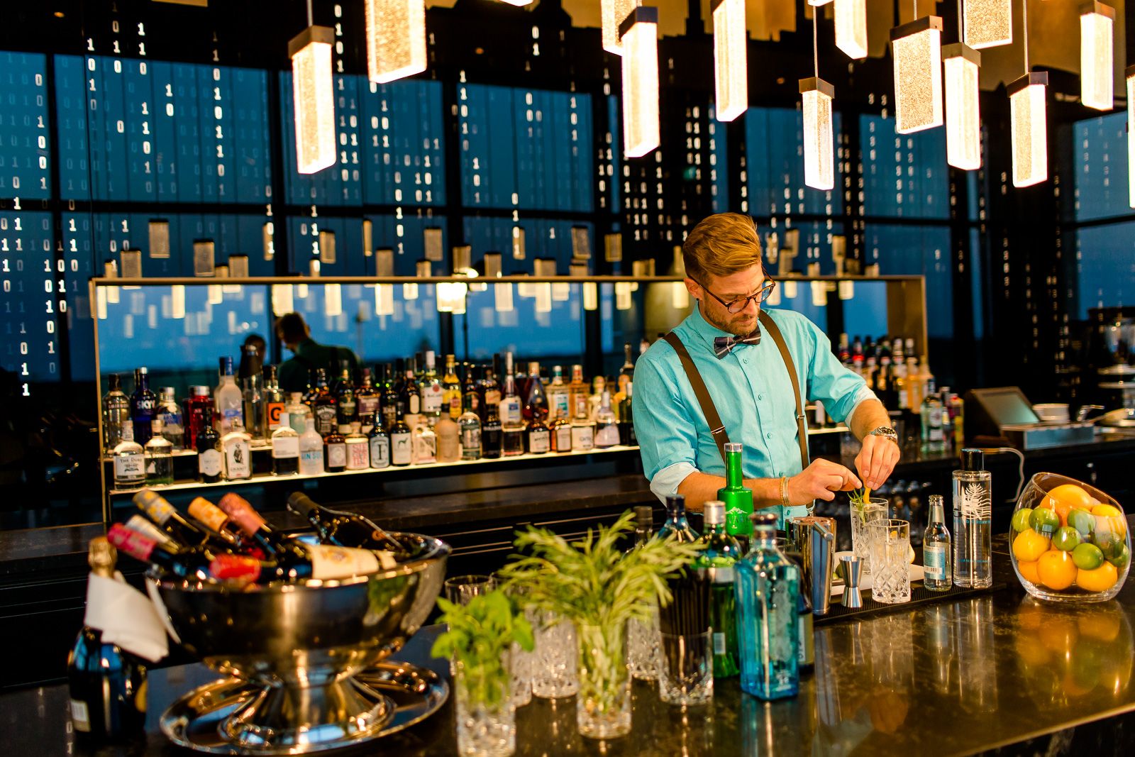 Hotel München Parkstadt Schwabing Motel One Bar mit Barkeeper bei der Zubereitung eines Drinks