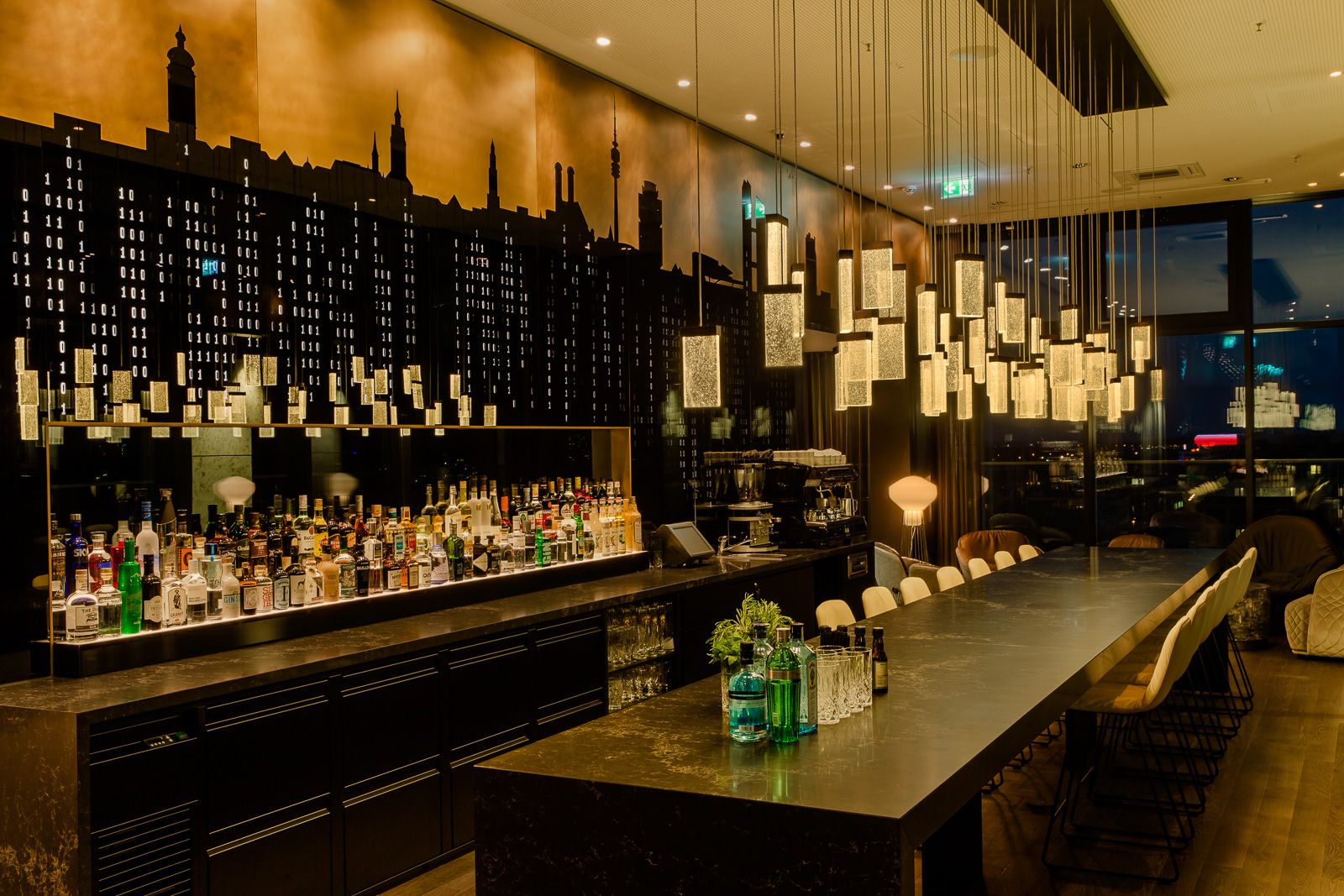 Designhotel München Parkstadt Schwabing Motel One große und offene Bar am Abend