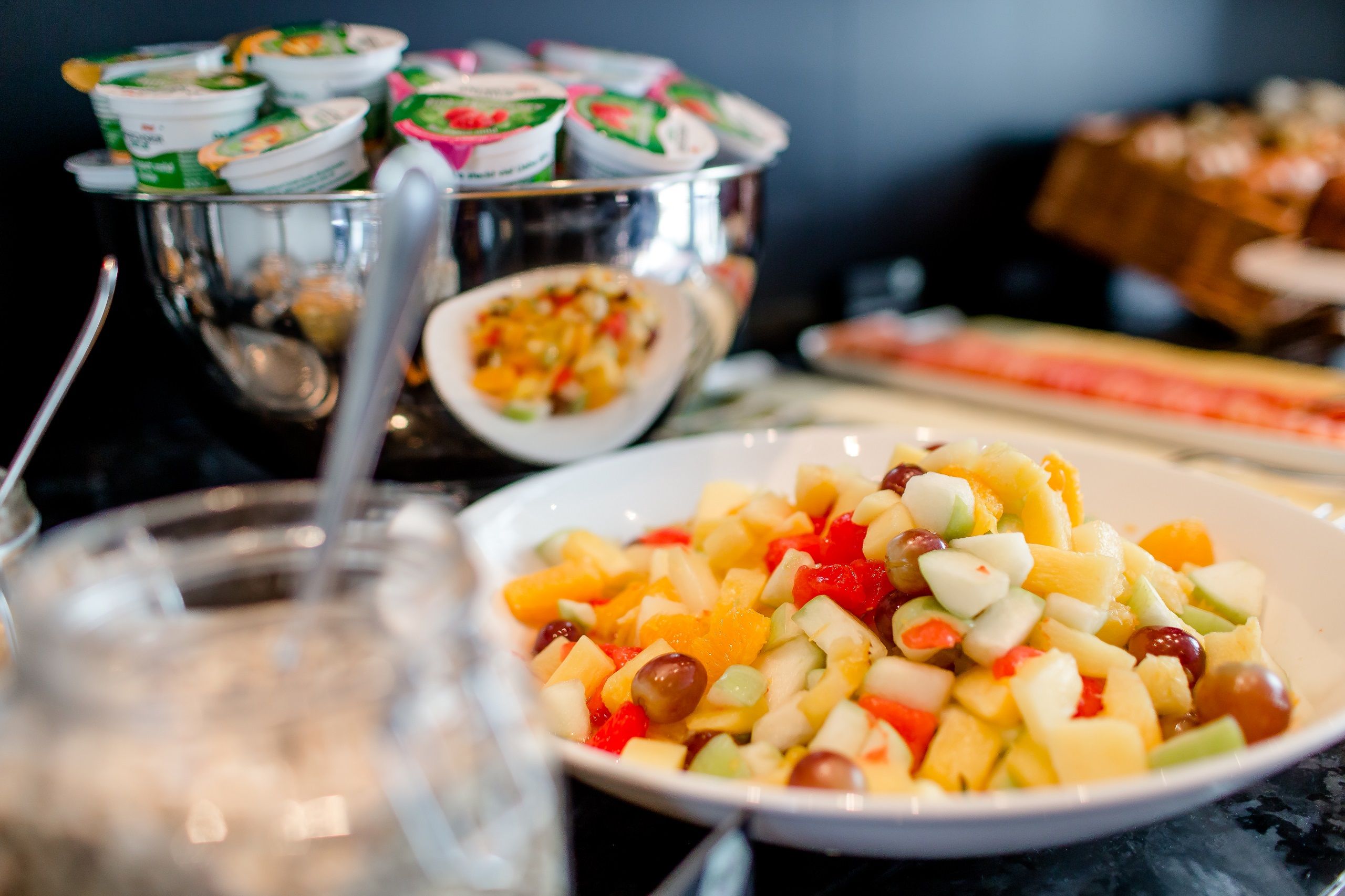 Hotel München Sendlinger Tor Motel One Frühstücksbuffet Nahaufnahme Obstsalat