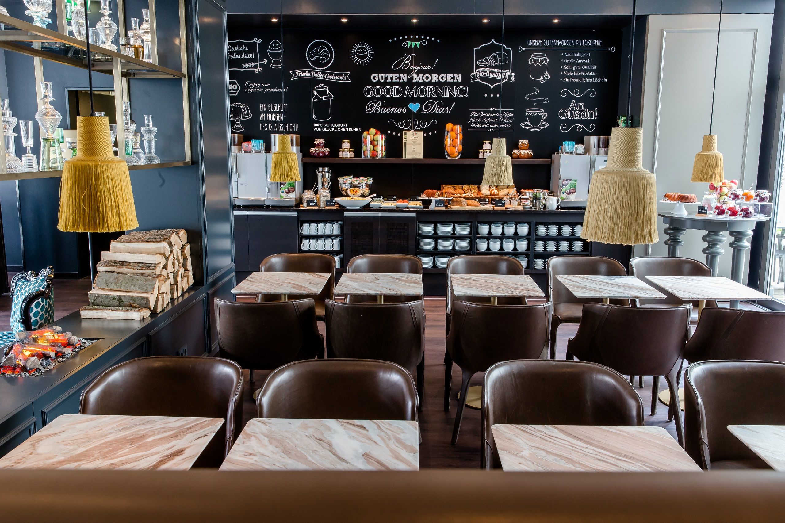 Hotel München Sendlinger Tor Motel One Frühstück Buffet und Sitzgelegenheiten