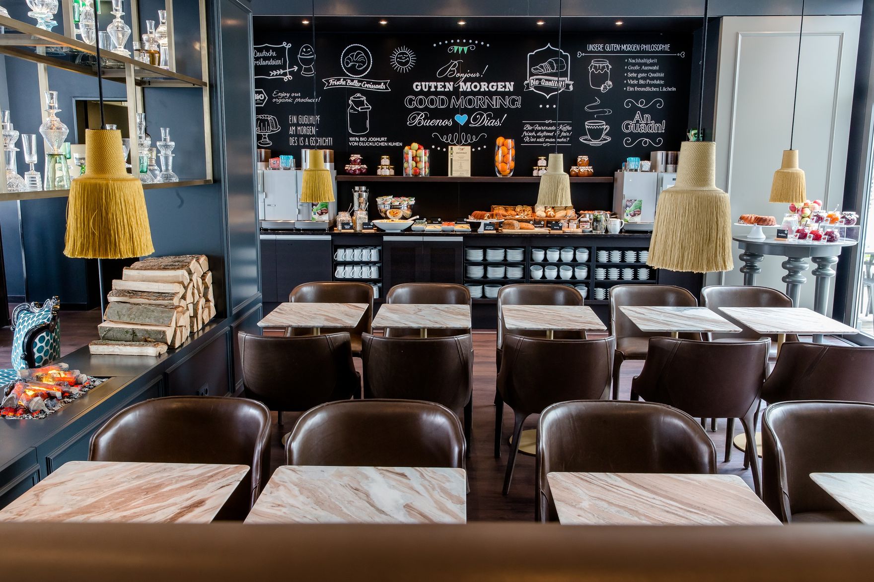 Hotel München Sendlinger Tor Motel One Frühstück Buffet und Sitzgelegenheiten