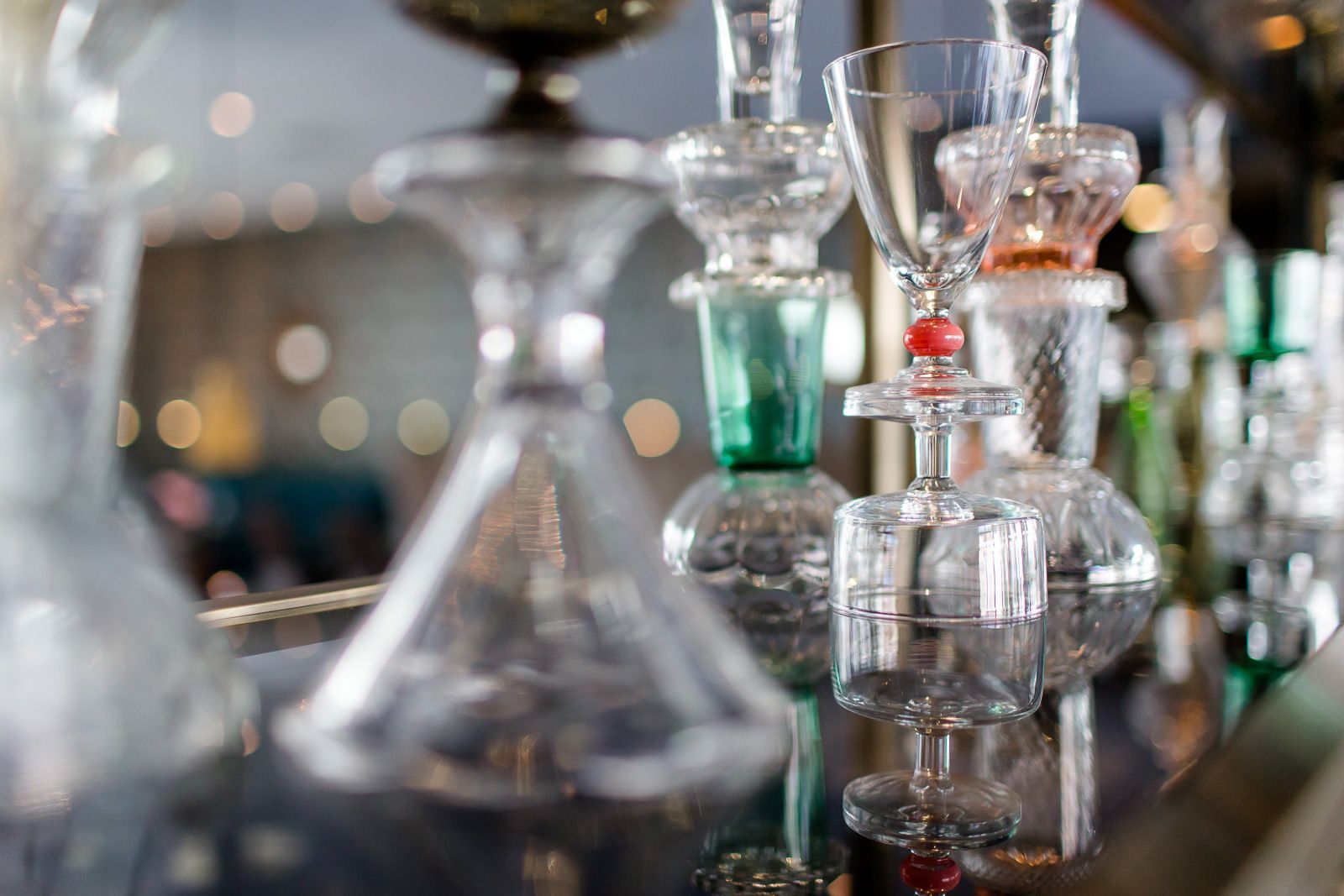 Hotel München Sendlinger Tor Motel One Nahaufnahme Gläser in offenem Regal