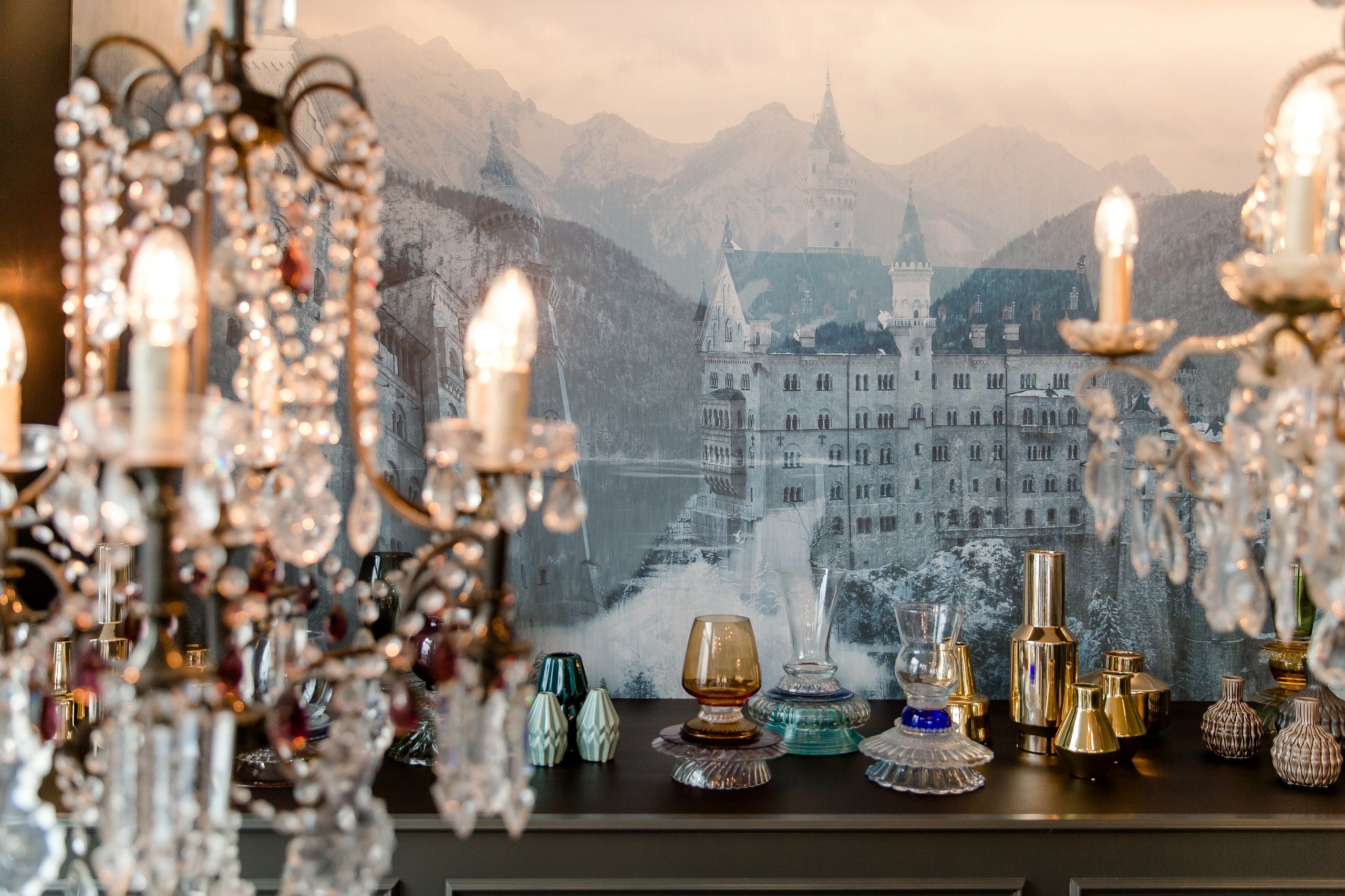 Hotel München Sendlinger Tor Motel One Portrait, Kronleuchter und Gläser als Dekoration