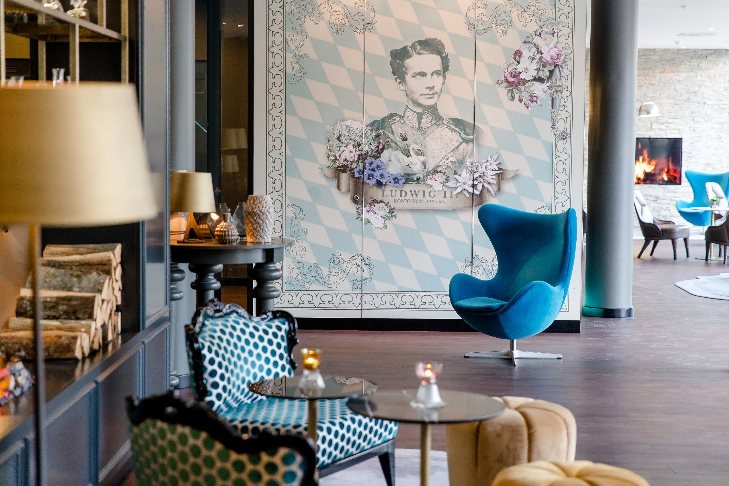Hotel München Sendlinger Tor Motel One helle Lounge mit Egg chair, Sesseln und Bild von König Ludwig II.