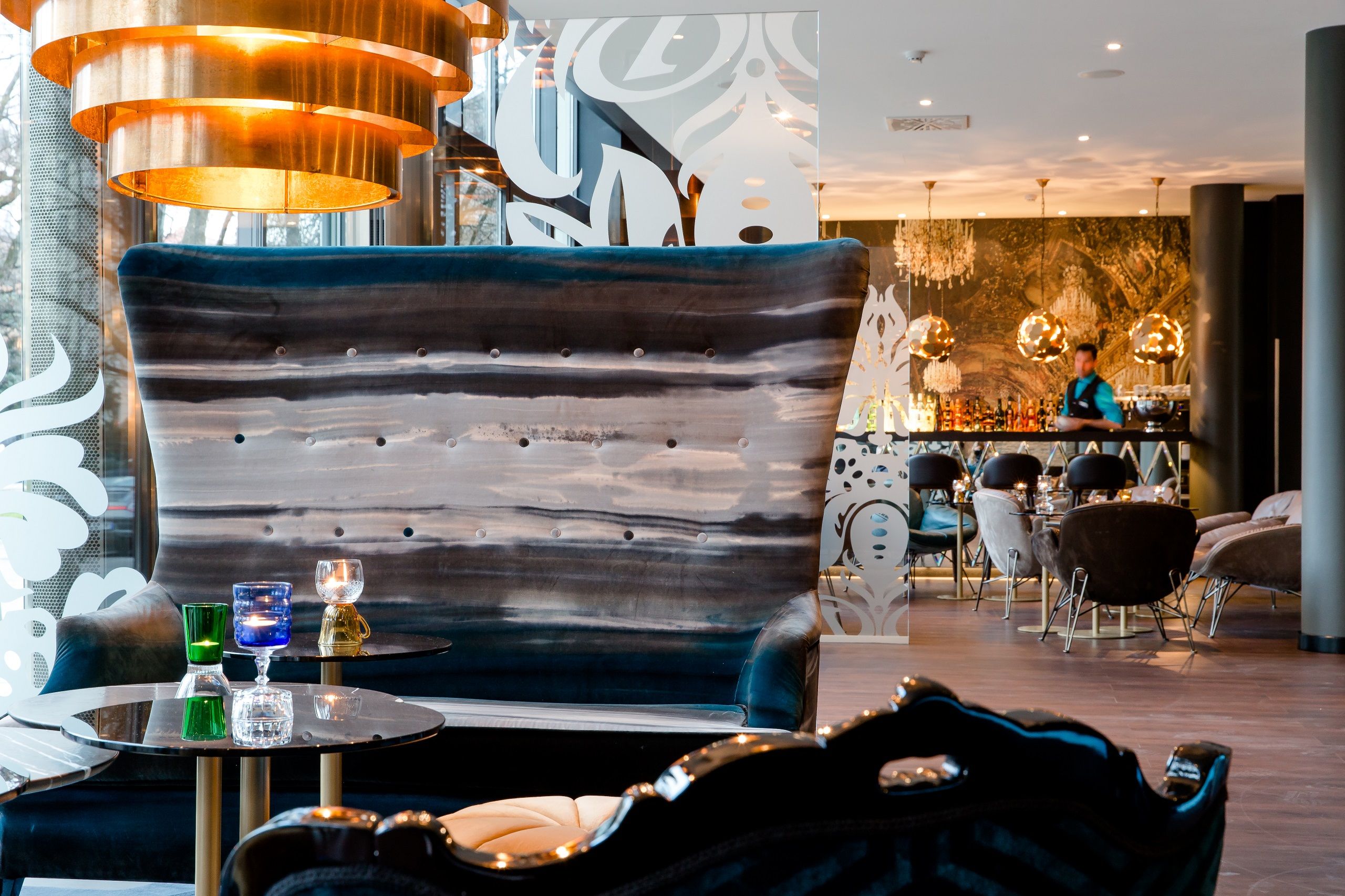 Hotel München Sendlinger Tor Motel One Lounge und Bar mit Mitarbeiter bei der Arbeit