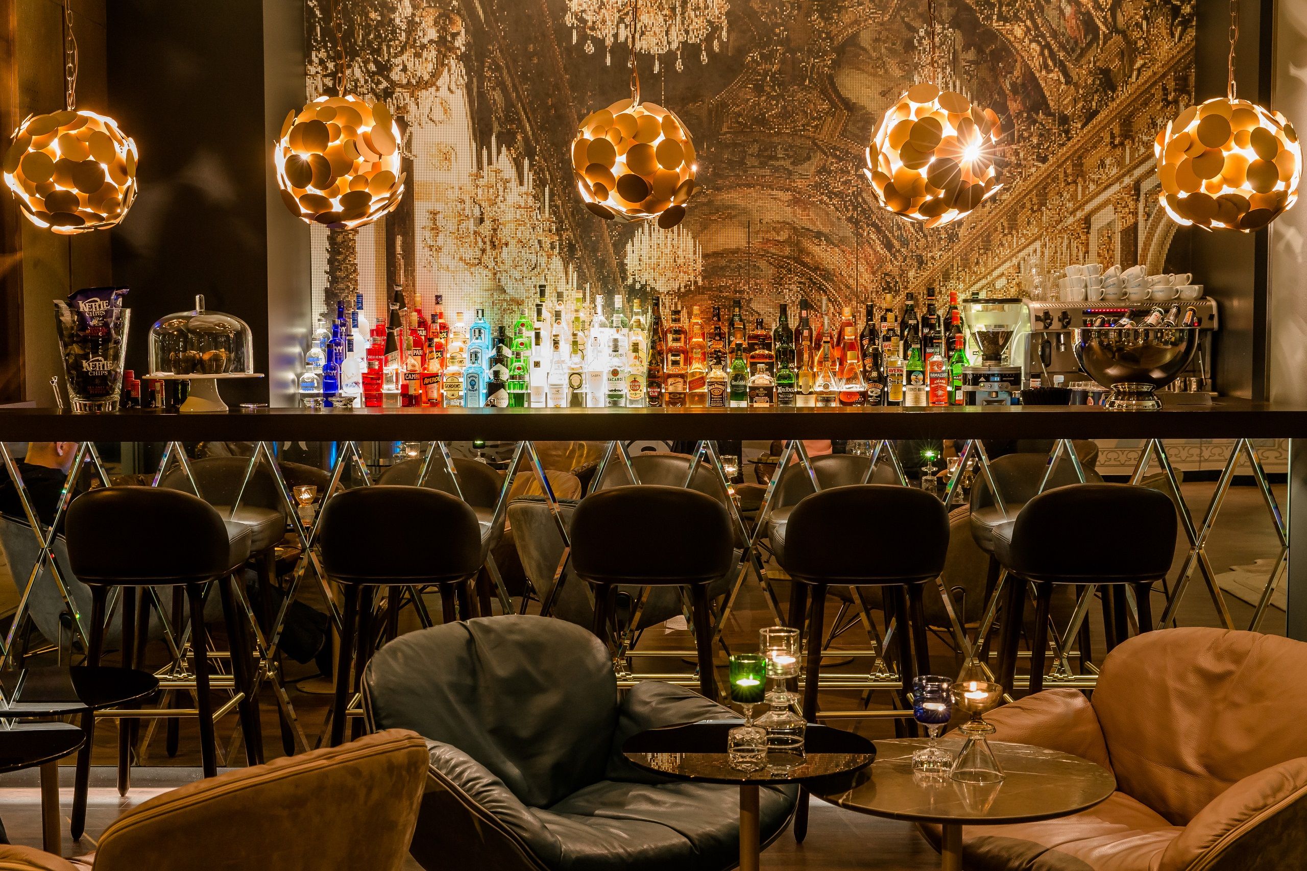 Hotel München Sendlinger Tor Motel One Blick auf Bar und Sessel im Vordergrund