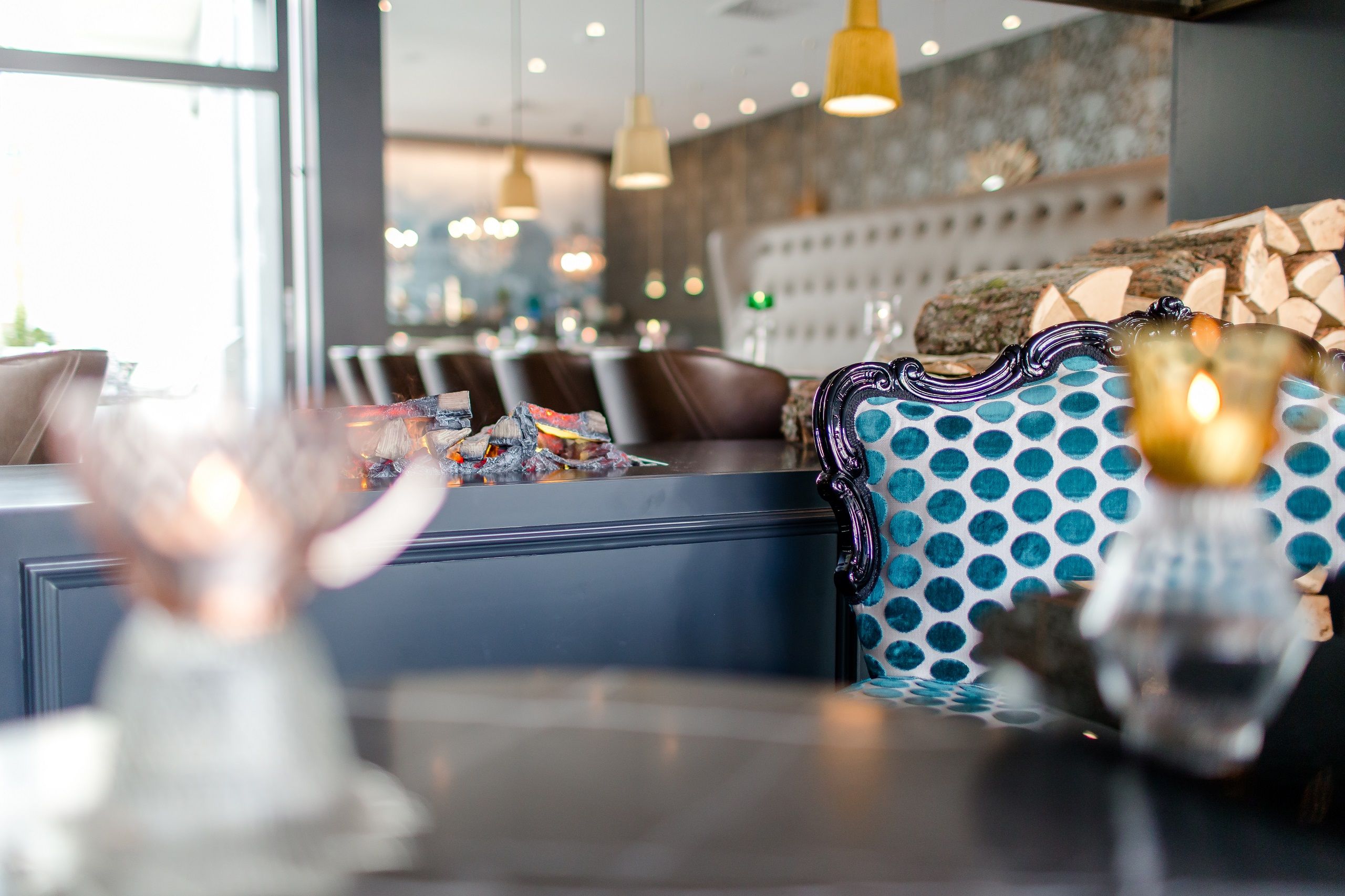 Hotel München Sendlinger Tor Motel One Lounge mit Sesseln und unechtem kleinen Feuer