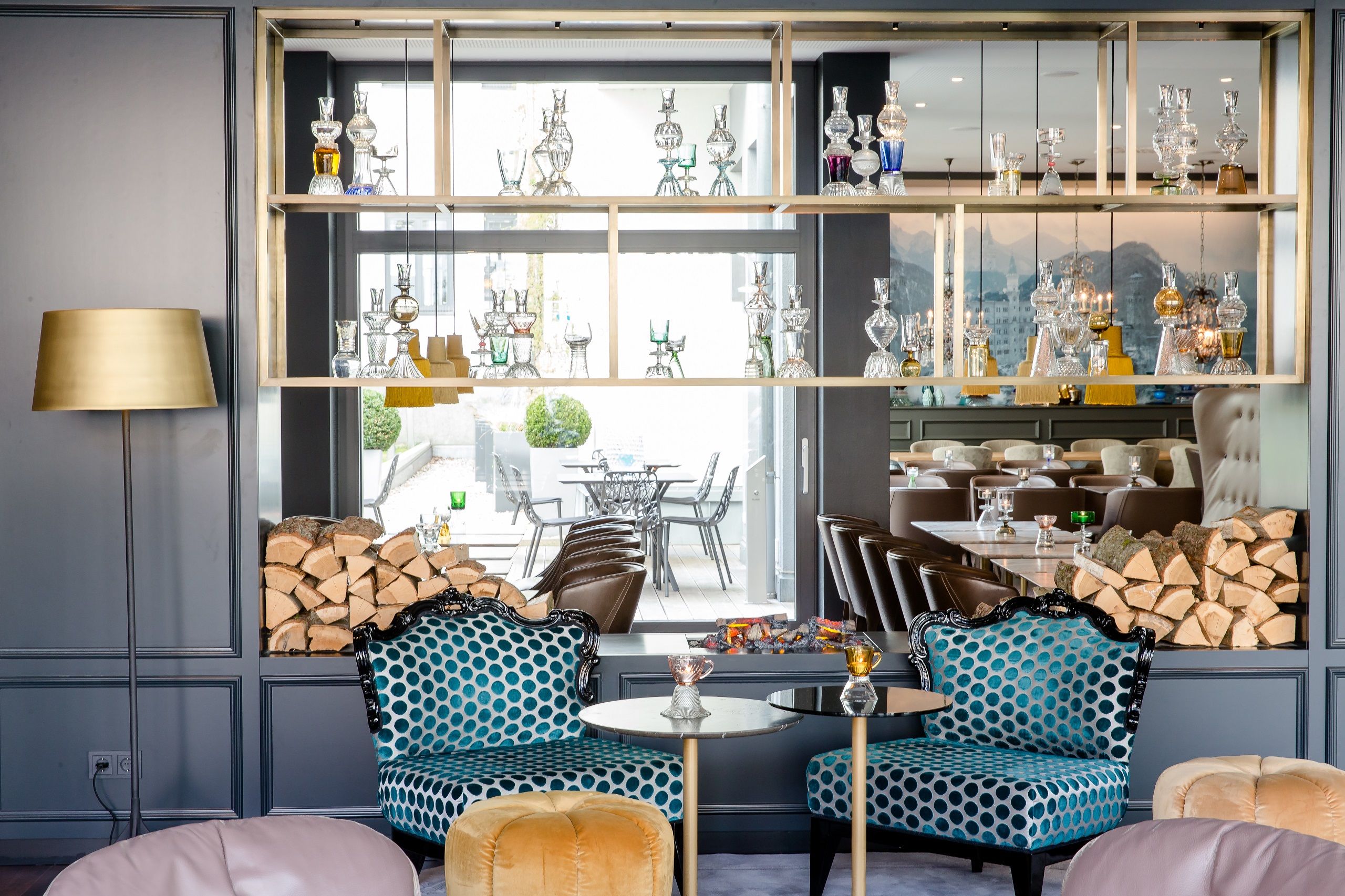 Hotel München Sendlinger Tor Motel One lichtdurchflutete Lounge mit Sesseln, Sitzgelegenheiten und offenem Regal